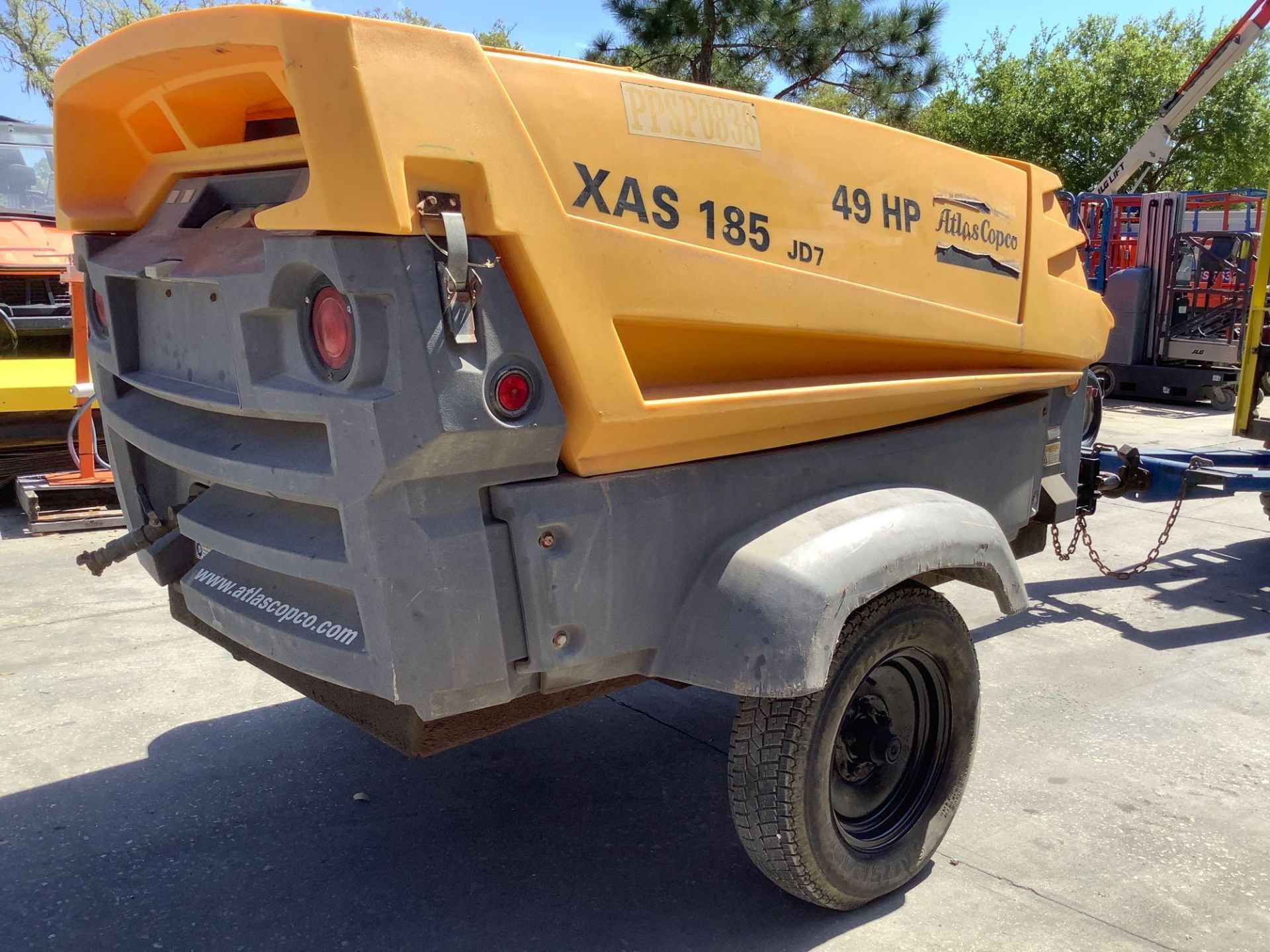 2013 ATLAS COPCO TRAILER MOUNTED AIR COMPRESSOR MODEL XAS 185, APPROX HRS SHOWING 1725, JOHN DEERE E - Image 11 of 11