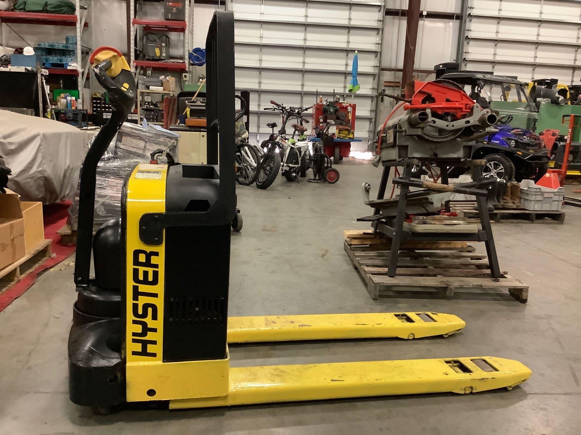 HYSTER ELECTRIC PALLET JACK MODEL W40Z,APPROX MAX CAPACITY 4000LBS RUNS AND OPERATES - Image 4 of 11