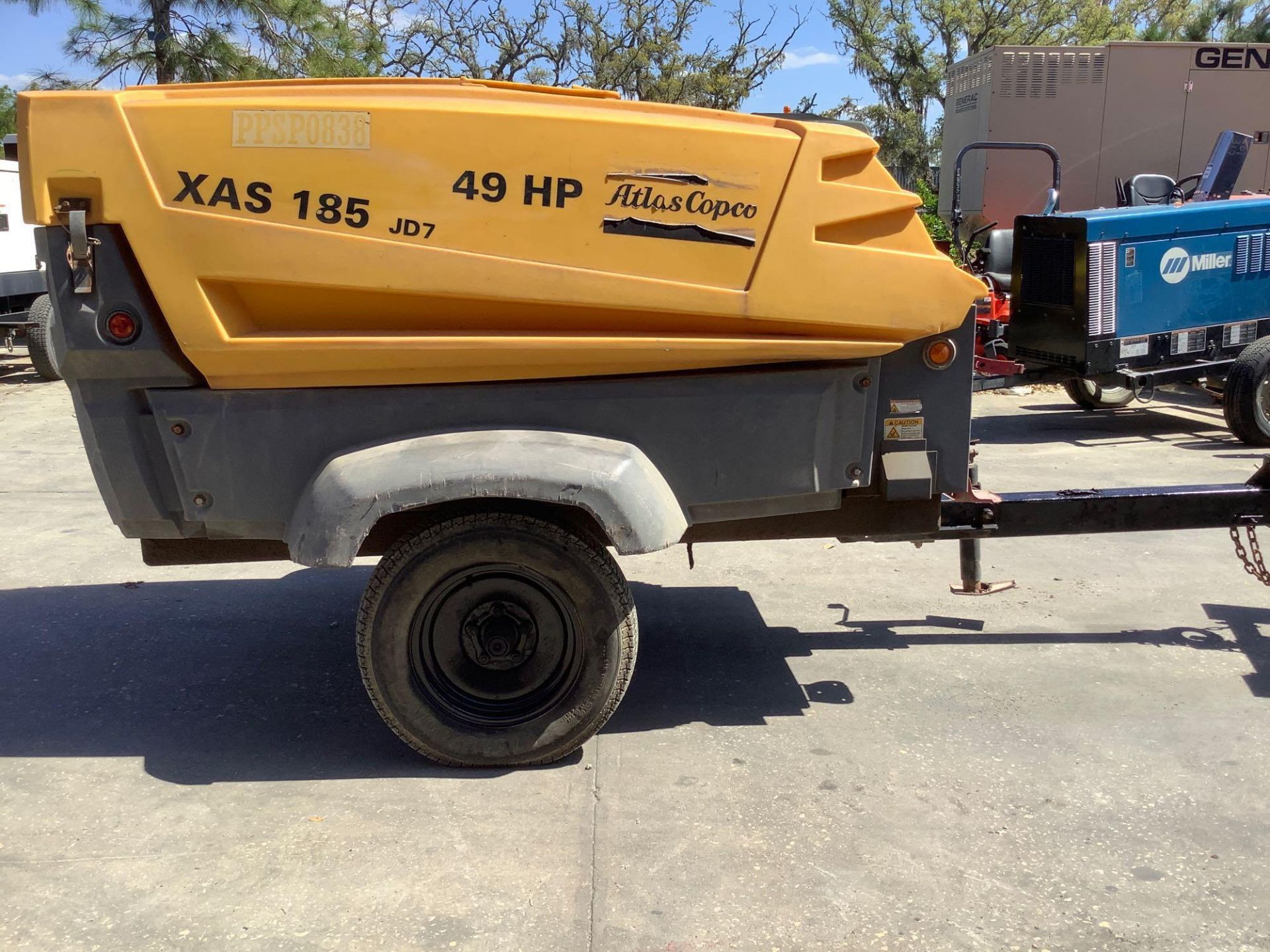 2013 ATLAS COPCO TRAILER MOUNTED AIR COMPRESSOR MODEL XAS 185, APPROX HRS SHOWING 1725, JOHN DEERE E