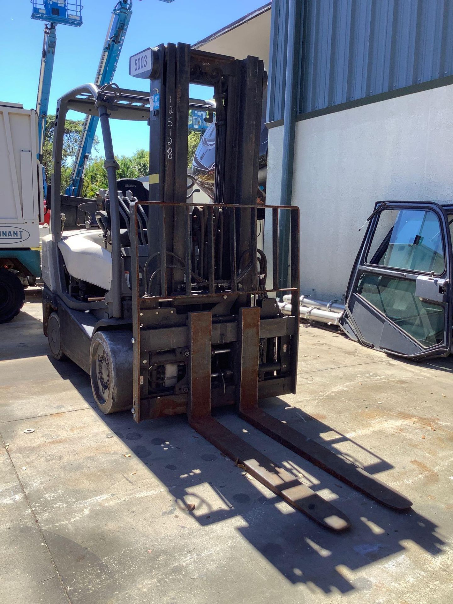 CROWN LP FORKLIFT, APPROX. 5,000 LB LIFT CAPACITY ,APPROX HIGHT CAPACITY 180", TILT - Image 5 of 7