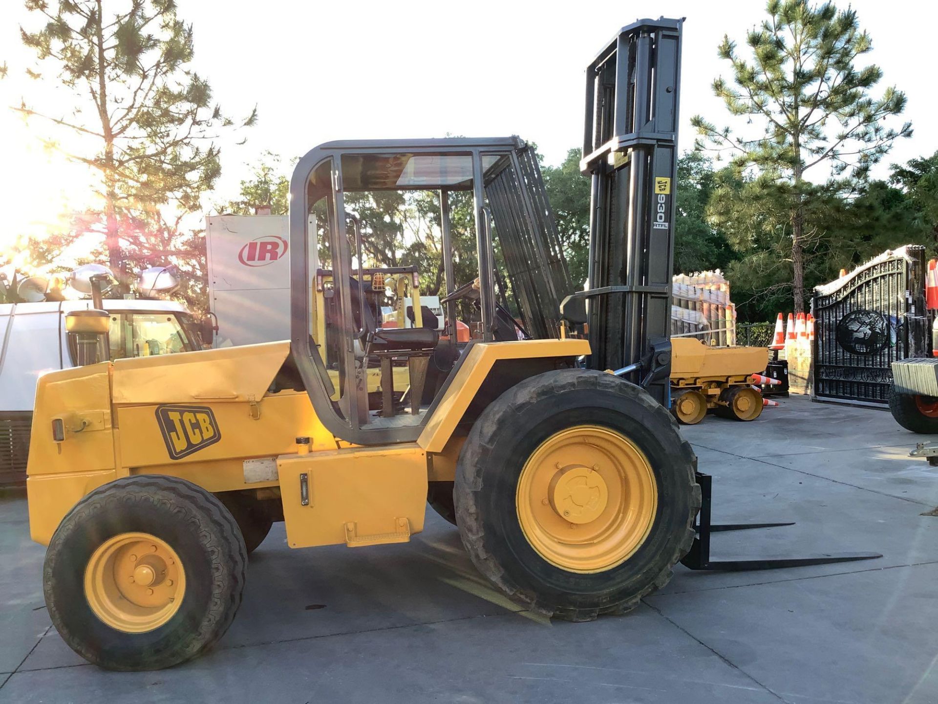 JCB ROUGH TERRAIN FORKLIFT MODEL 930, DIESEL, APPROX MAX CAPACITY 6000LBS - Image 6 of 9