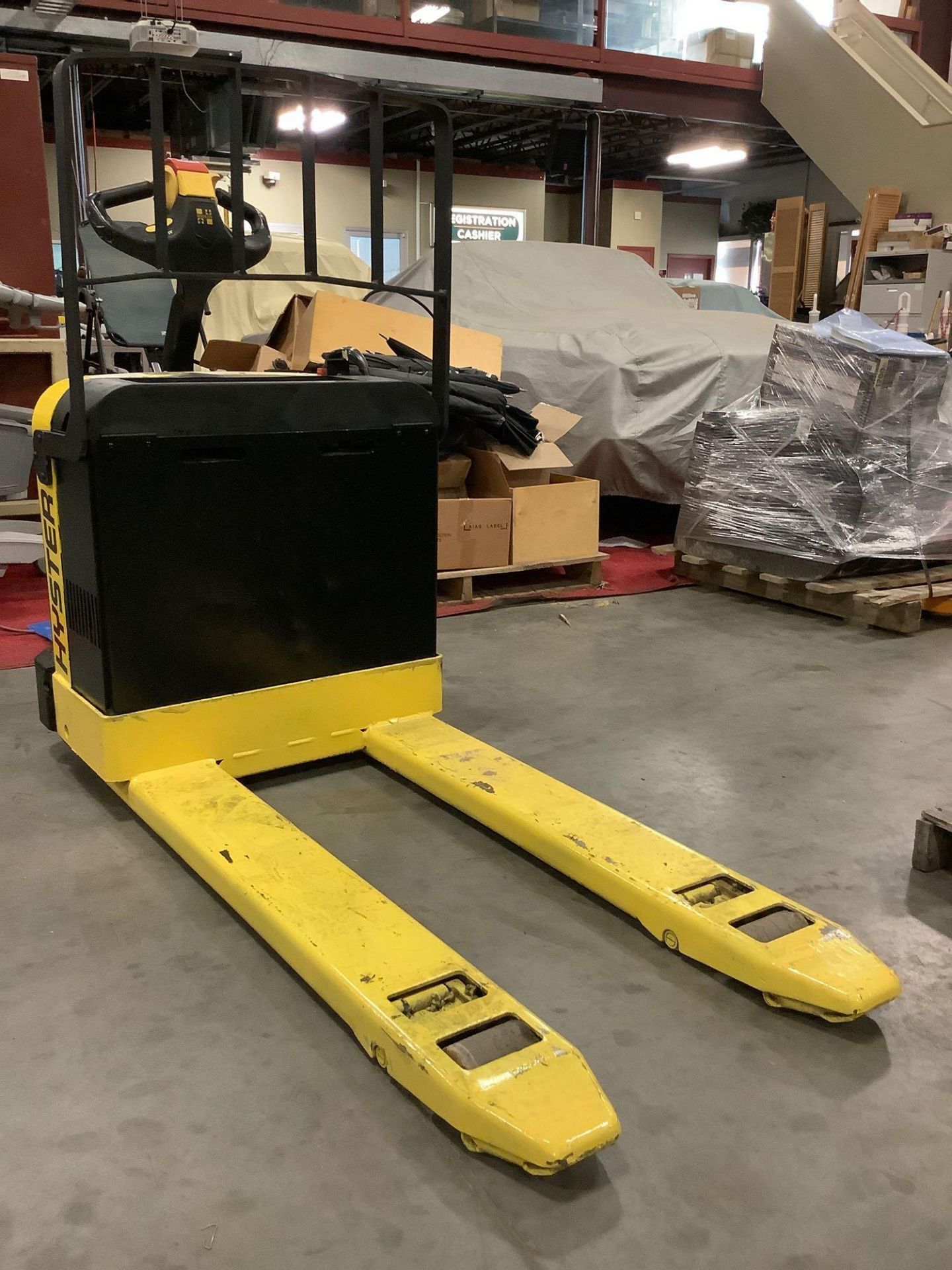 HYSTER ELECTRIC PALLET JACK MODEL W40Z,APPROX MAX CAPACITY 4000LBS RUNS AND OPERATES - Image 5 of 11