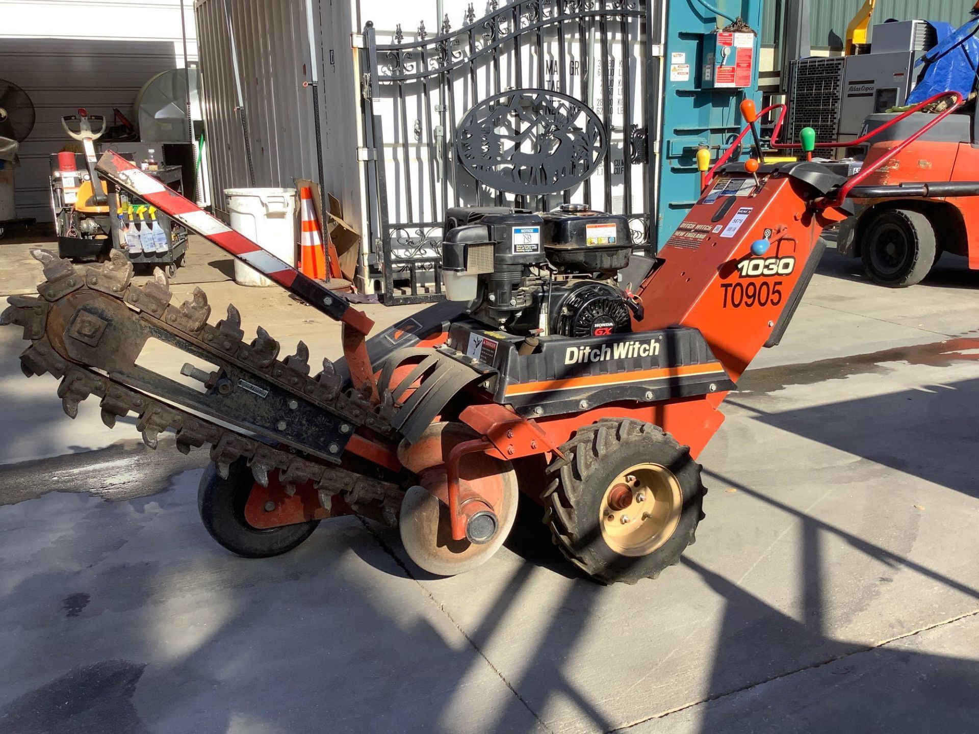 DITCH WITCH WALK BEHIND TRENCHER MODEL 1030, GAS POWERED, RUNS & OPERATES - Image 8 of 11