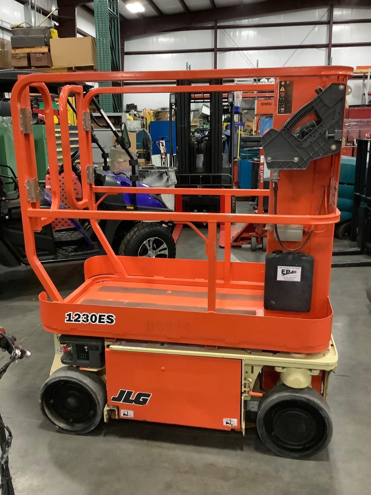 2010 ELECTRIC JLG MAN LIFT, MODEL 1230ES,APPROX PLATFORM HEIGHT 12FT , BUILT IN BATTERY CHARGER RUNS - Image 3 of 10