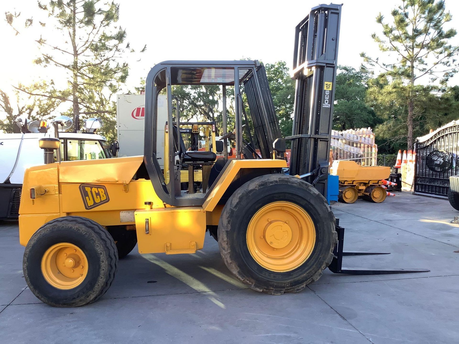 JCB ROUGH TERRAIN FORKLIFT MODEL 930, DIESEL, APPROX MAX CAPACITY 6000LBS