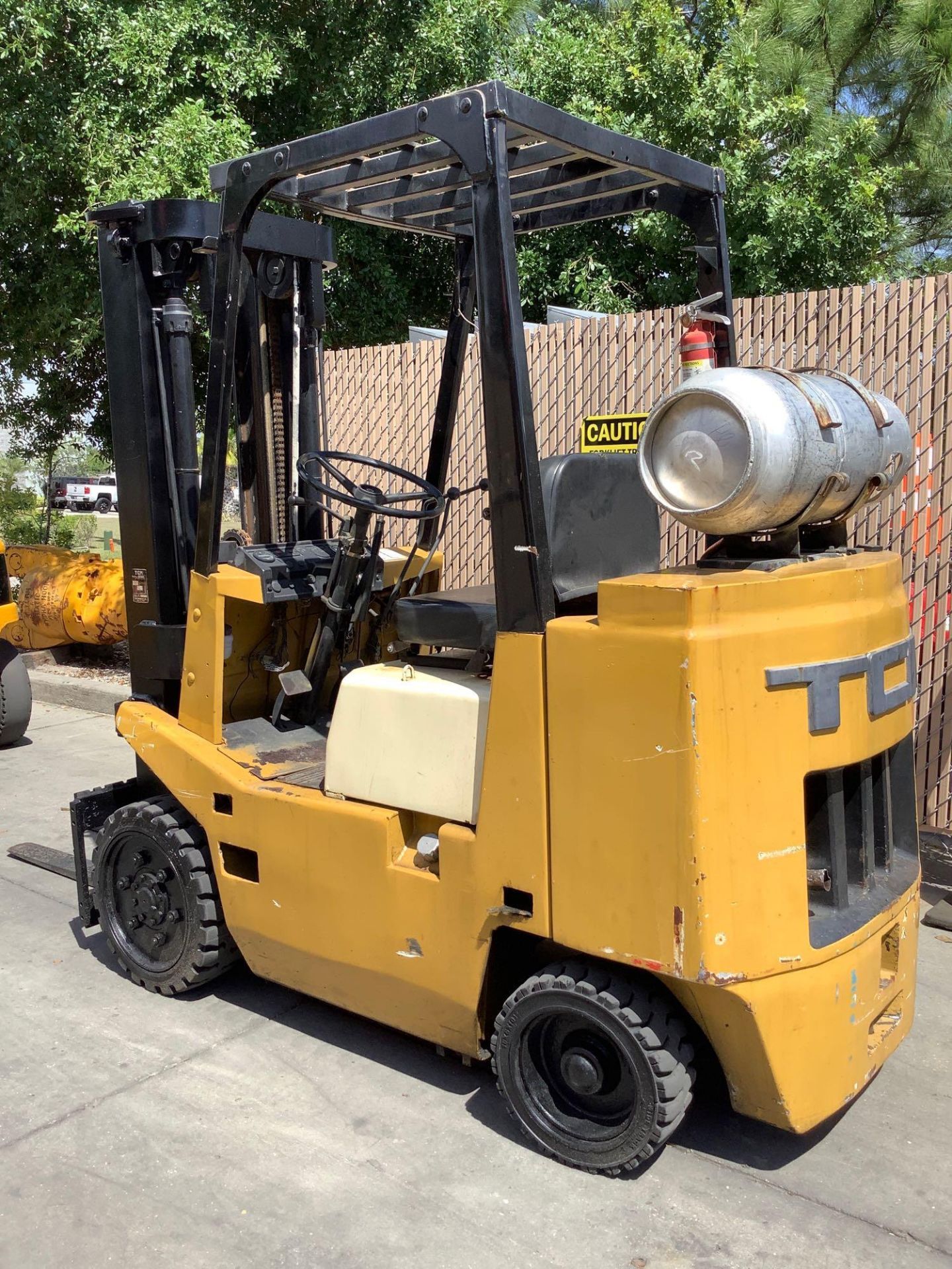 TCM FORKLIFT MODEL FCG25N6 , APPROX CAPACITY 5000LBS, TILT, RUNS AND OPERATES - Image 2 of 10