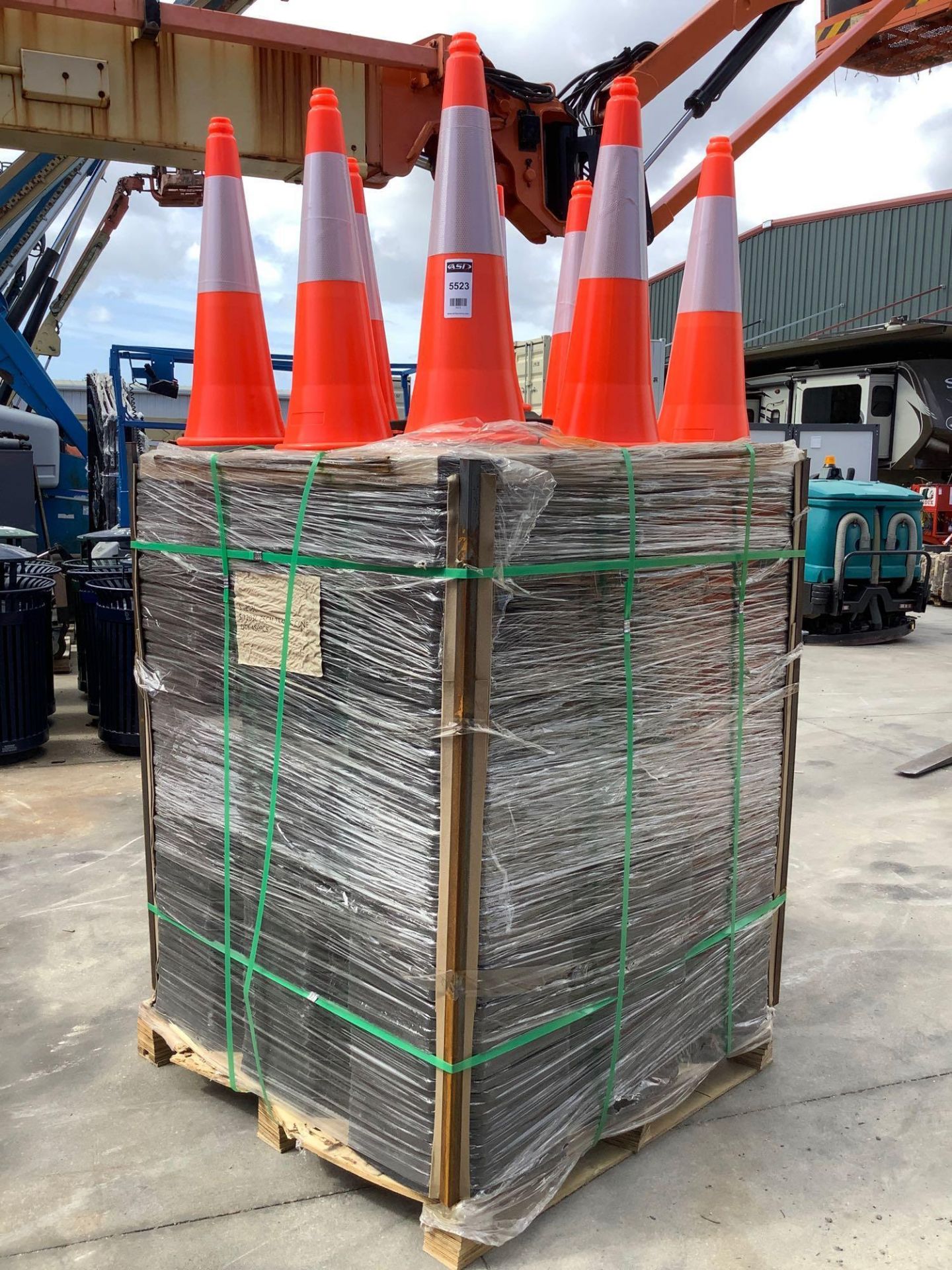 75 UNUSED PVC SAFETY TRAFFIC HIGHWAY CONES APPROX 28IN