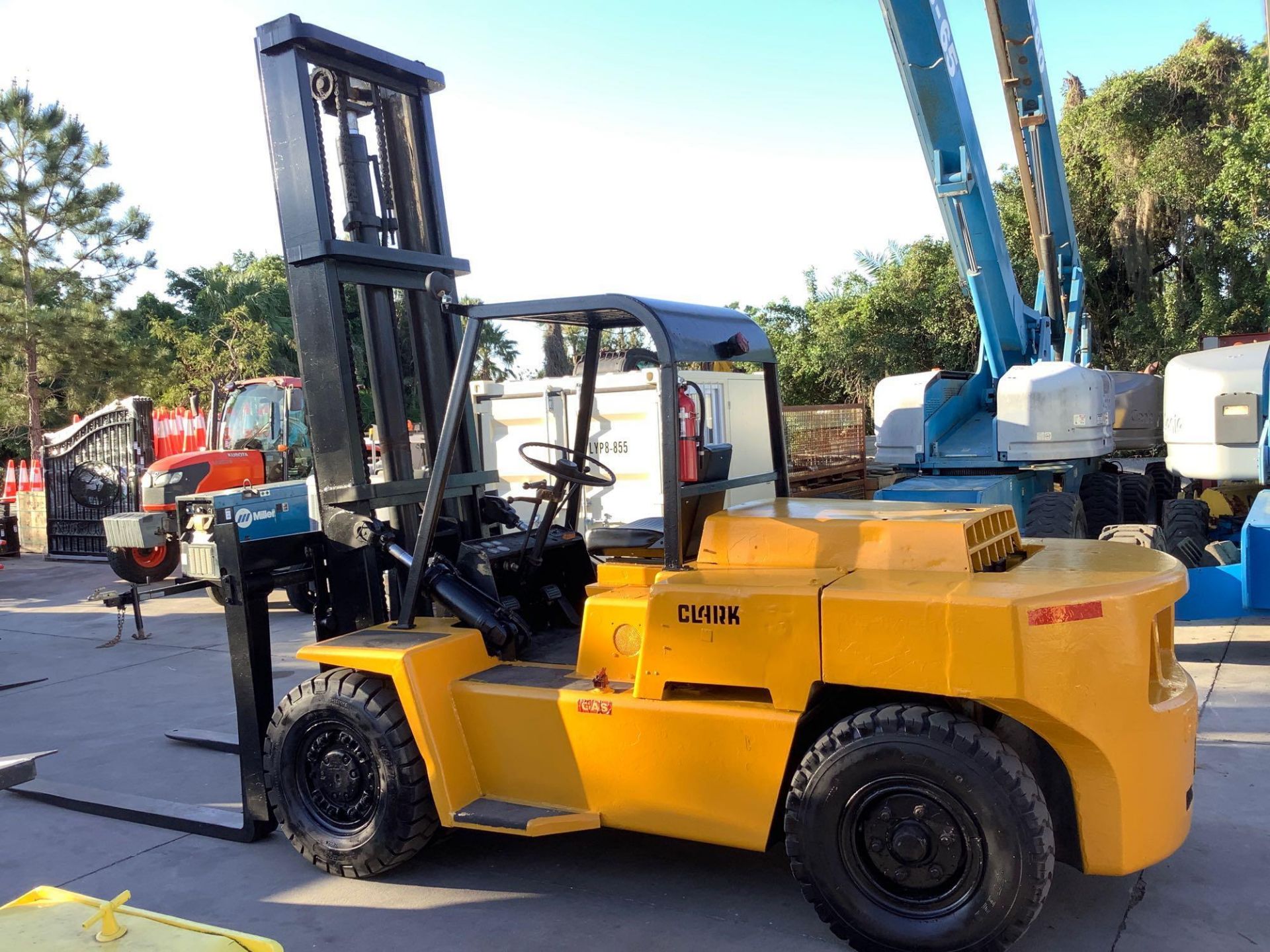 CLARK FORKLIFT ,GAS POWERED, APPROX 70IN FORKS, APPROX. WEIGHT CAPACITY 12,000 LBS - 15,000LBS - Image 7 of 12