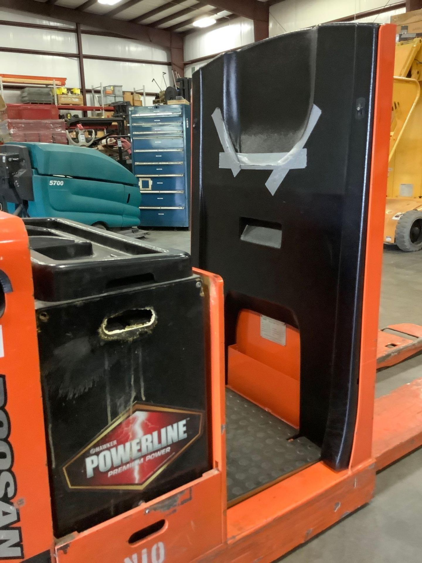 ELECTRIC DOOSAN PALLET JACK MODEL BWC33S-7, APPROX 24 VOLTS WITH 2016 HAWKER POWERLINE BATTERY RUNS - Image 10 of 15