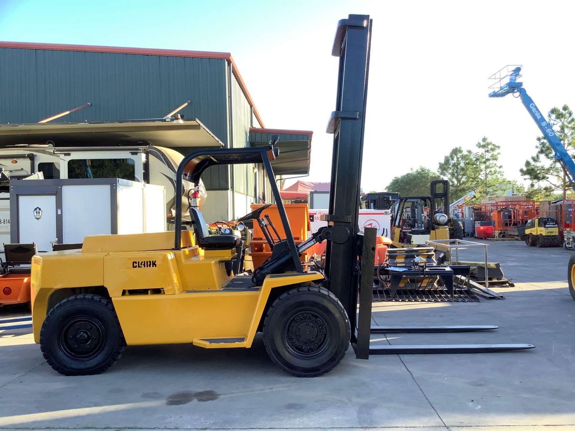 CLARK FORKLIFT ,GAS POWERED, APPROX 70IN FORKS, APPROX. WEIGHT CAPACITY 12,000 LBS - 15,000LBS - Image 2 of 12