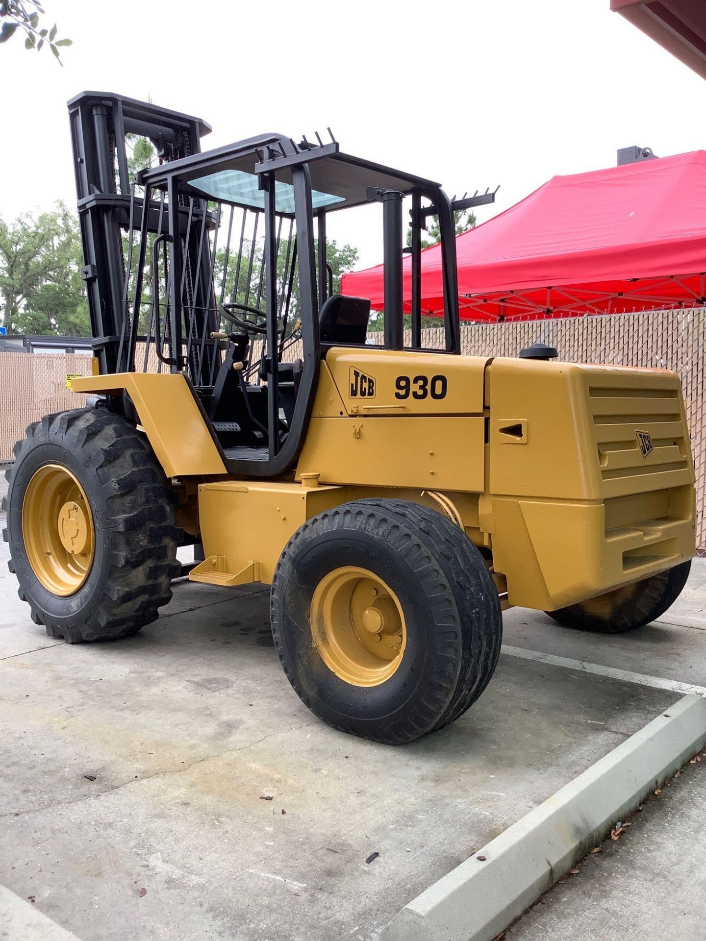 JCB ROUGH TERRAIN FORKLIFT MODEL 930, DIESEL, APPROX MAX CAPACITY 6000LBS ,APPROX HIGH CAPACITY 28FT - Image 6 of 10