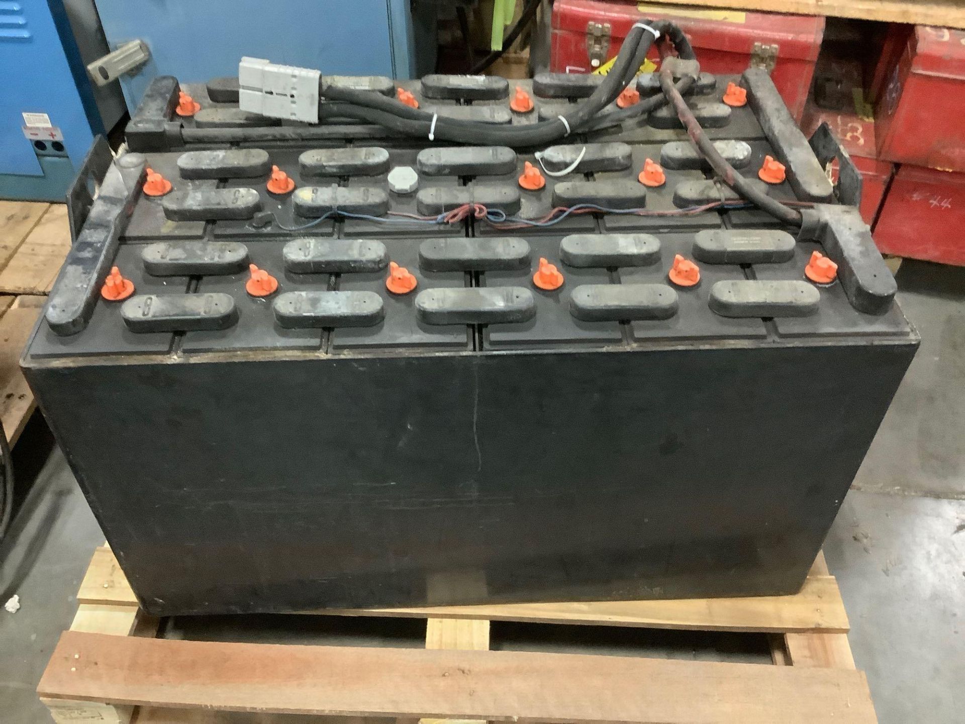 C&D TECHNOLOGIES C-LINE INDUSTRIAL FORKLIFT BATTERY CHARGER SERIAL #6H50936 APPROX 36 VOLTS