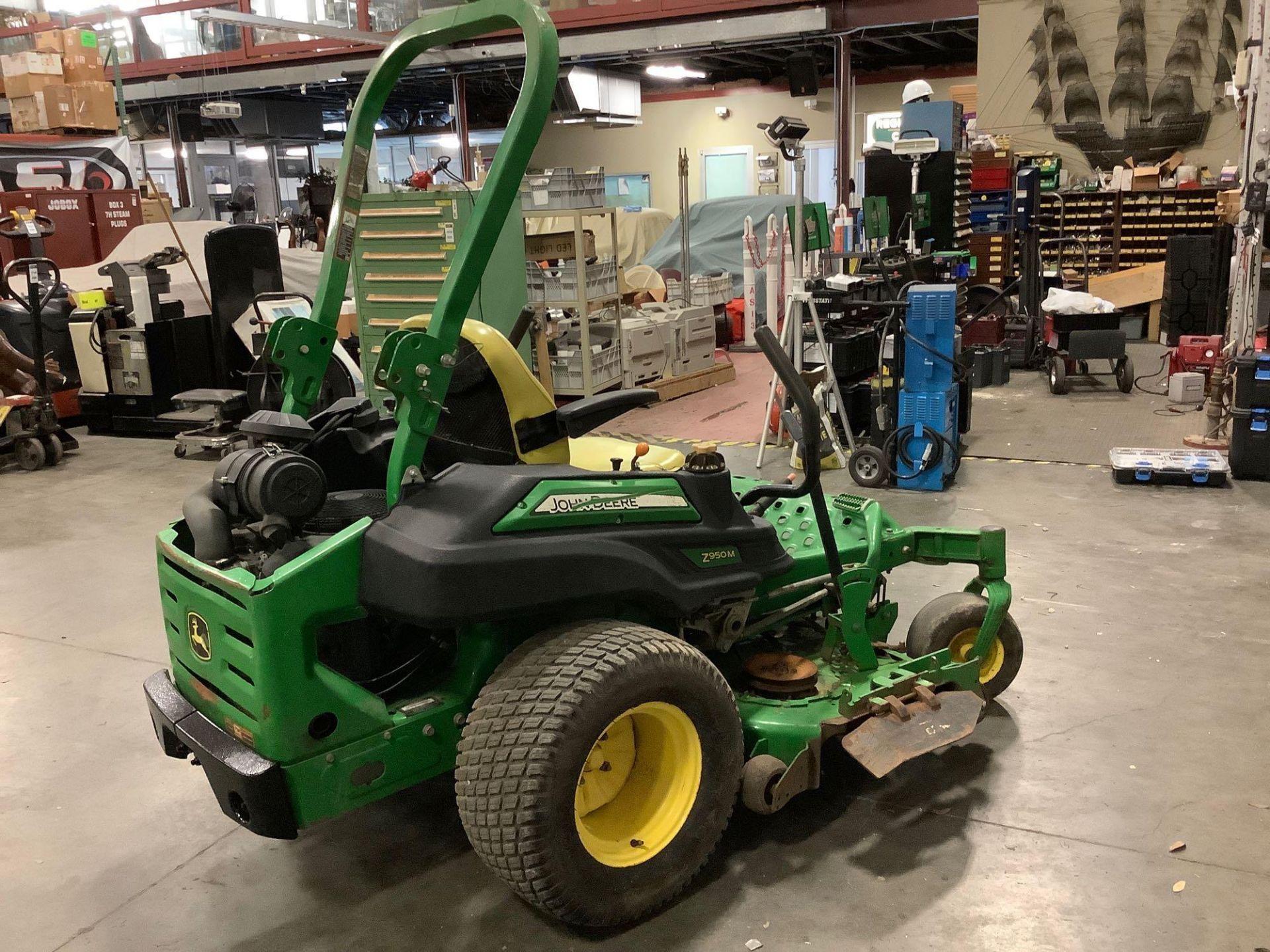 2016 JOHN DEERE COMMERCIAL MOWER MODEL Z950M APPROX 60IN ,GAS POWER, RUNS AND OPERATES - Image 2 of 7
