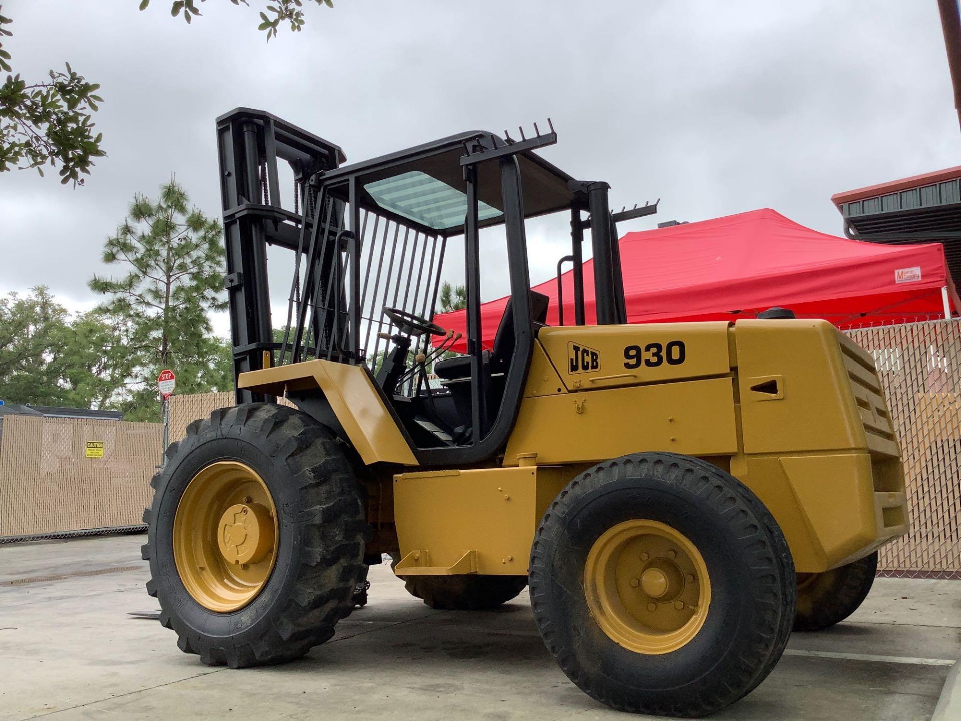 JCB ROUGH TERRAIN FORKLIFT MODEL 930, DIESEL, APPROX MAX CAPACITY 6000LBS ,APPROX HIGH CAPACITY 28FT - Image 5 of 10