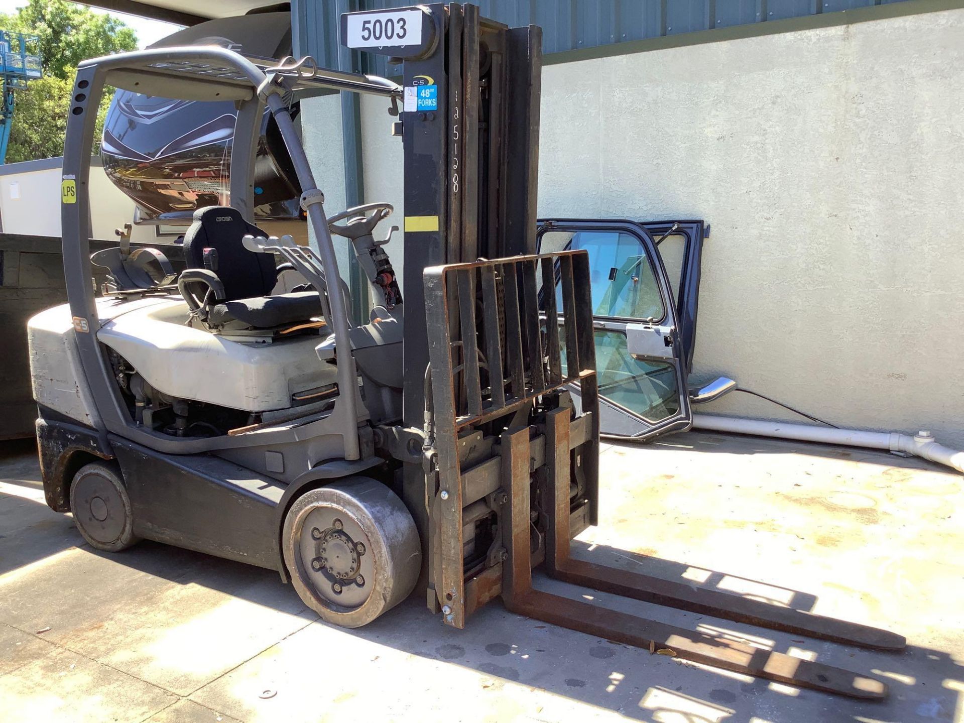 CROWN LP FORKLIFT, APPROX. 5,000 LB LIFT CAPACITY ,APPROX HIGHT CAPACITY 180", TILT