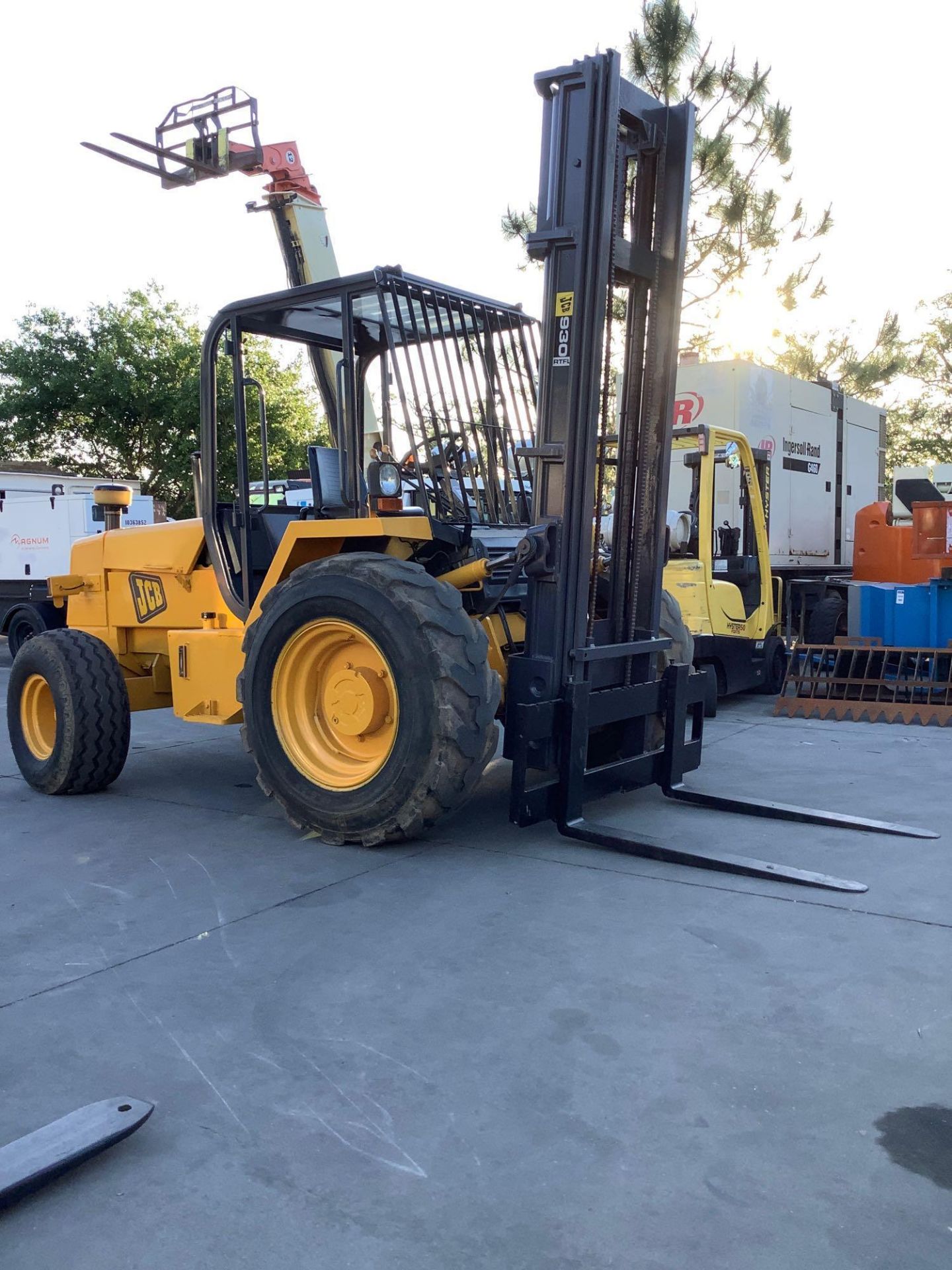 JCB ROUGH TERRAIN FORKLIFT MODEL 930, DIESEL, APPROX MAX CAPACITY 6000LBS - Image 4 of 9