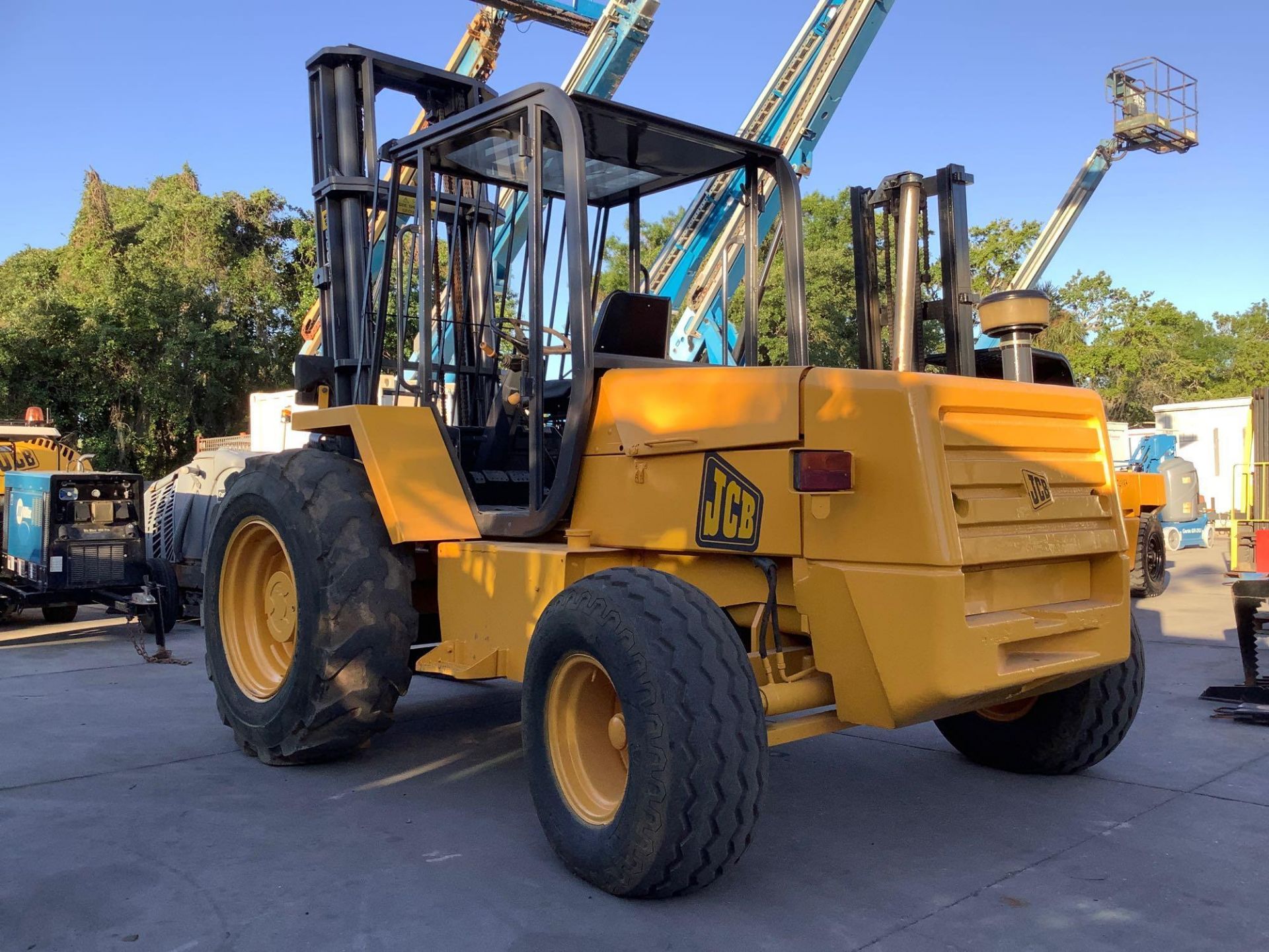 JCB ROUGH TERRAIN FORKLIFT MODEL 930, DIESEL, APPROX MAX CAPACITY 6000LBS - Image 2 of 9