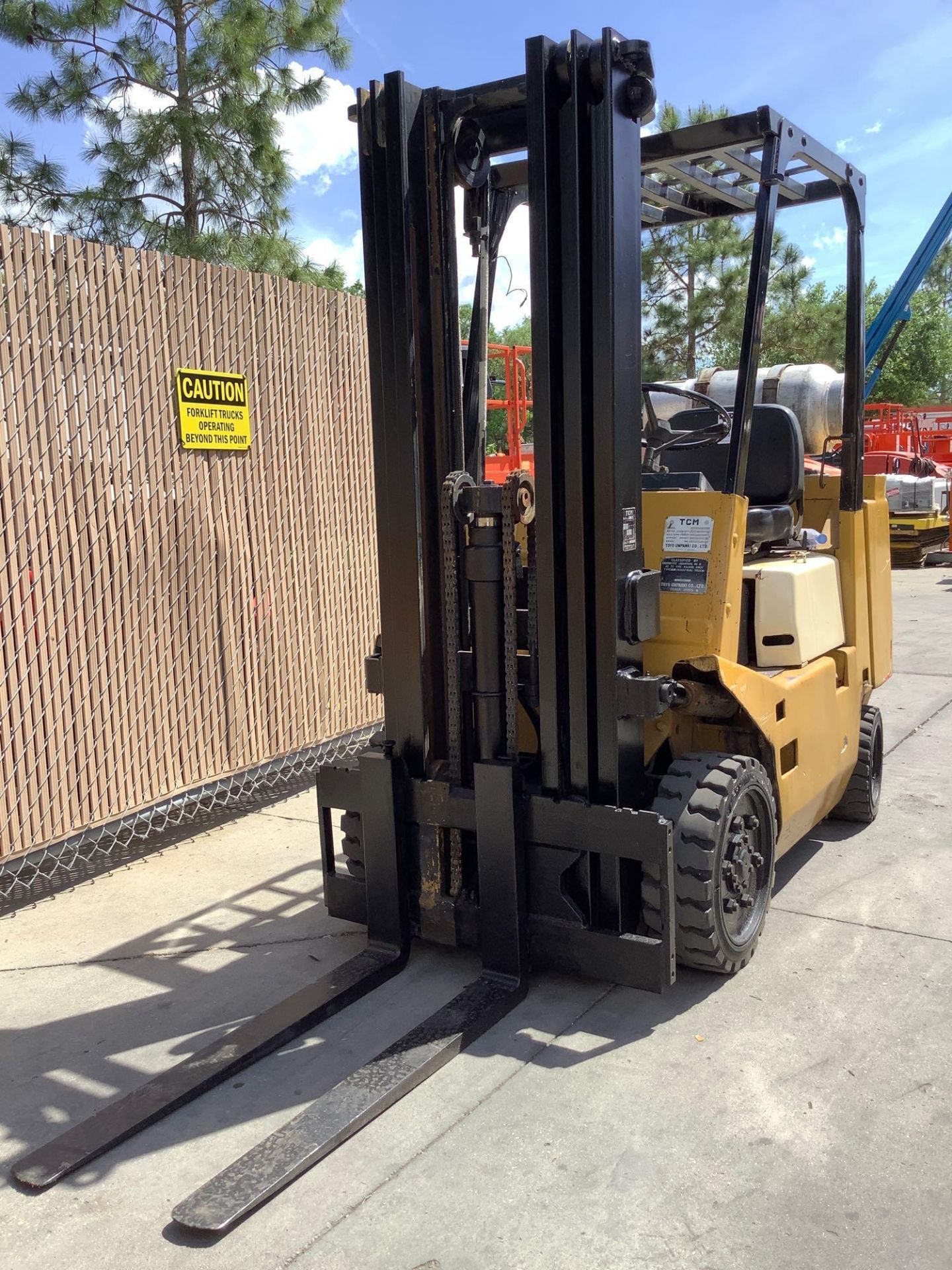 TCM FORKLIFT MODEL FCG25N6 , APPROX CAPACITY 5000LBS, TILT, RUNS AND OPERATES - Image 3 of 10