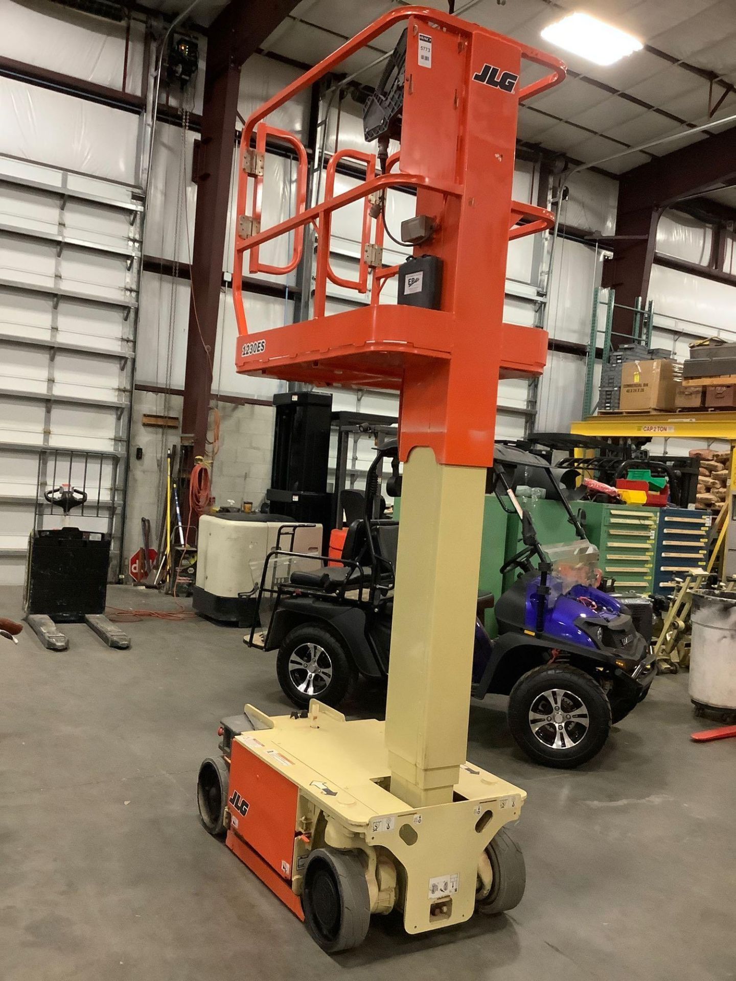 2010 ELECTRIC JLG MAN LIFT, MODEL 1230ES,APPROX PLATFORM HEIGHT 12FT , BUILT IN BATTERY CHARGER RUNS