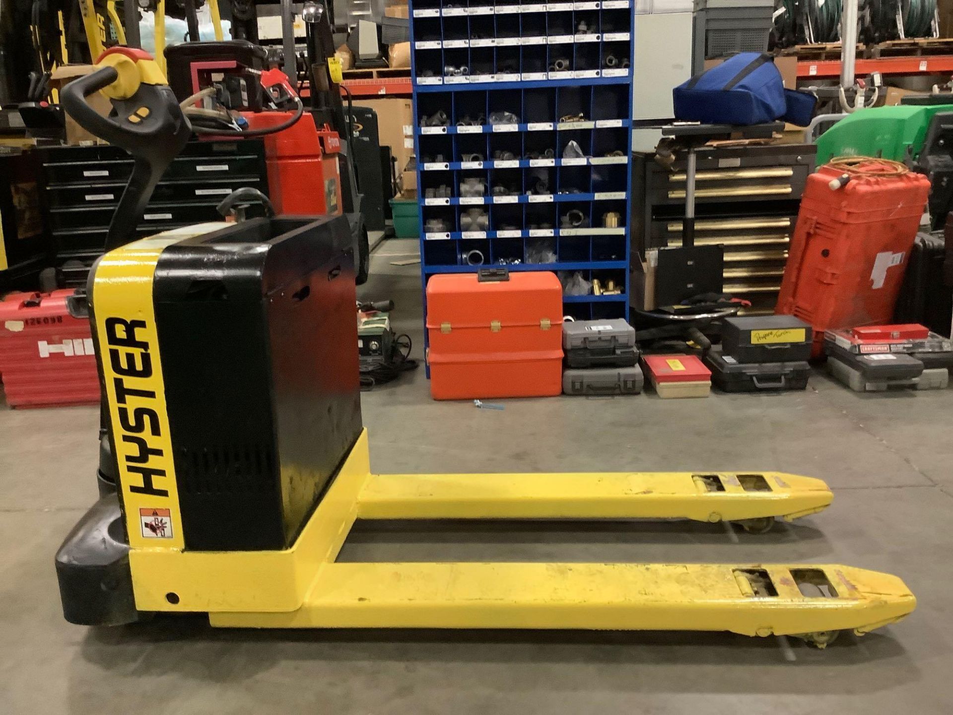 HYSTER ELECTRIC PALLET JACK MODEL W40Z,APPROX MAX CAPACITY 4000LBS RUNS AND OPERATES - Image 6 of 10