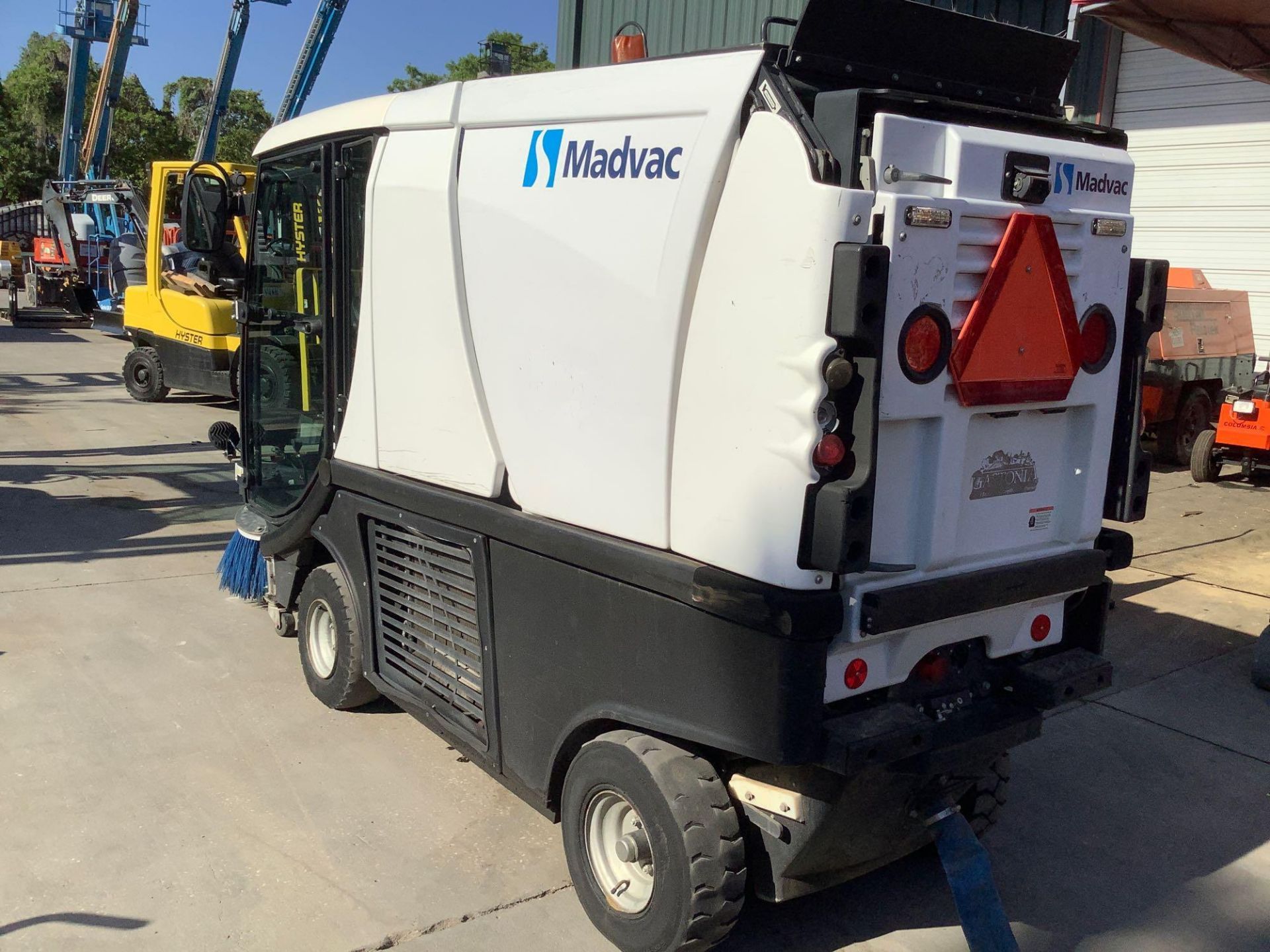 MADVAC COMPACT SWEEPER MODEL LS100 ,ENCLOSED CAB,BACK UP CAMERA, A/C AIR, EXTRA KEY - Image 5 of 15