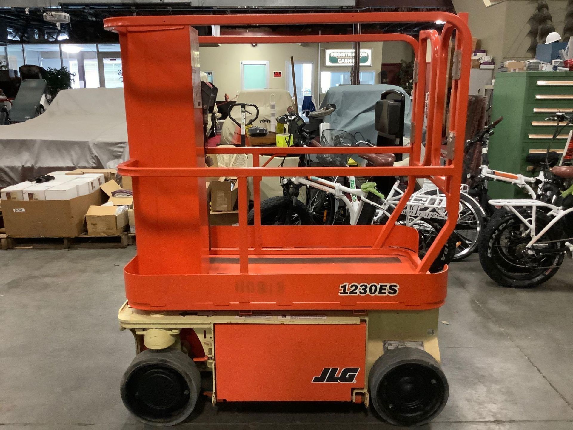 2010 ELECTRIC JLG MAN LIFT, MODEL 1230ES,APPROX PLATFORM HEIGHT 12FT , BUILT IN BATTERY CHARGER RUNS - Image 7 of 10