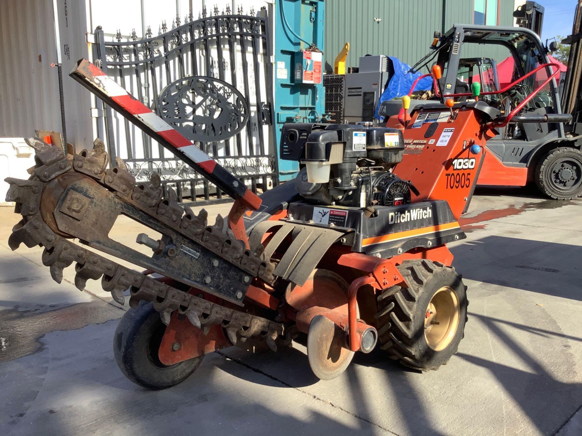 DITCH WITCH WALK BEHIND TRENCHER MODEL 1030, GAS POWERED, RUNS & OPERATES - Image 2 of 11