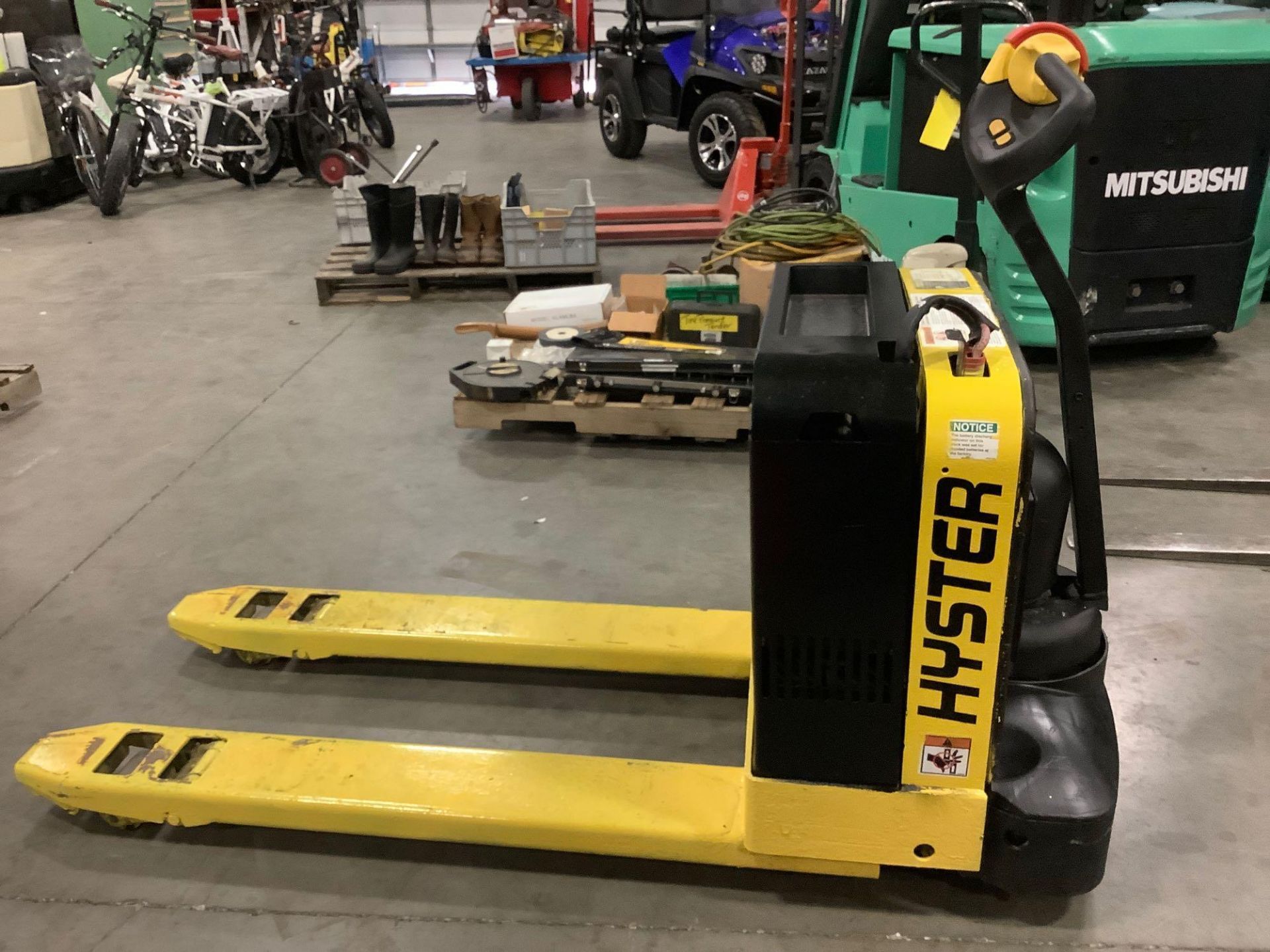 HYSTER ELECTRIC PALLET JACK MODEL W40Z,APPROX MAX CAPACITY 4000LBS RUNS AND OPERATES - Image 2 of 10