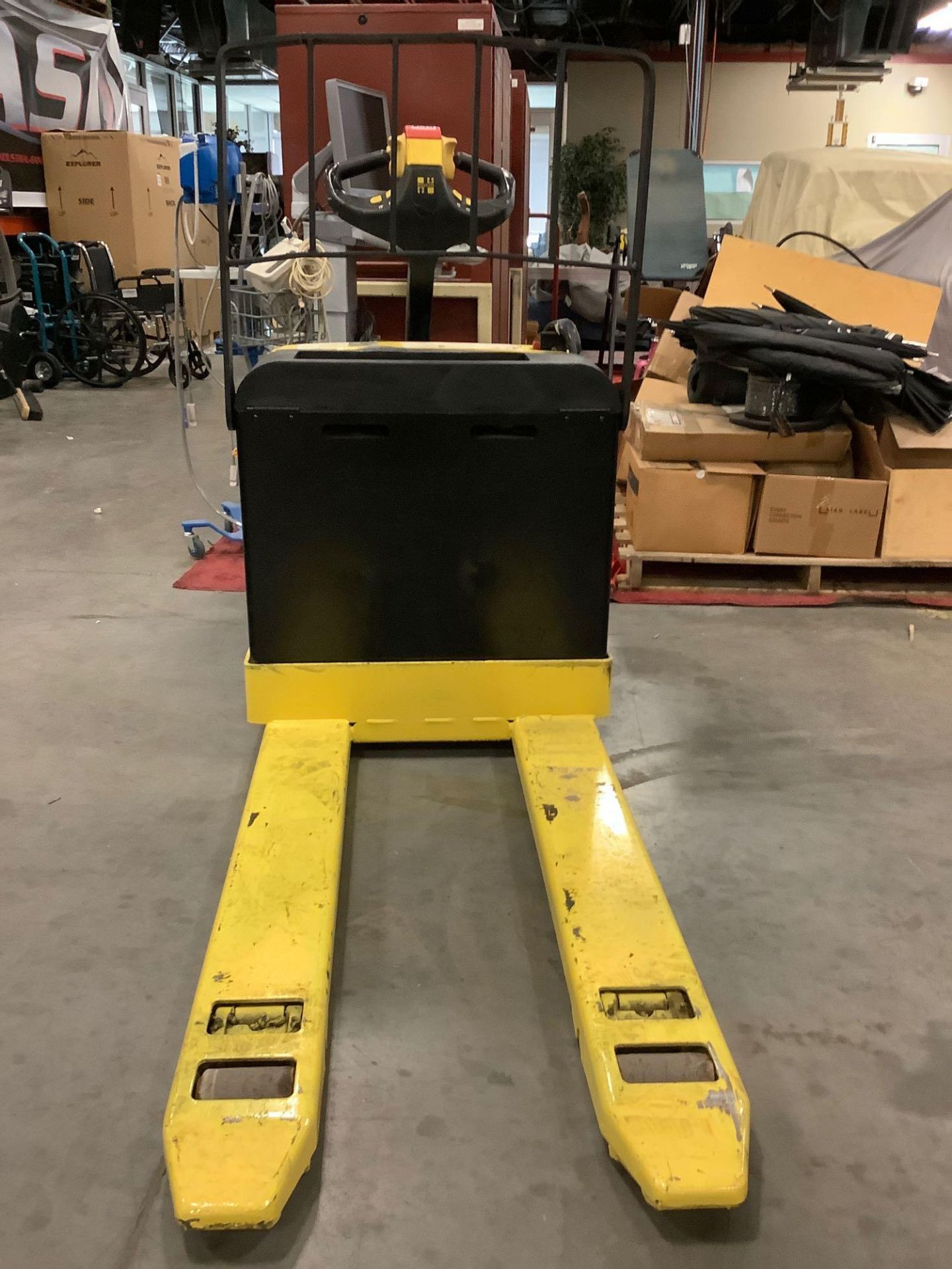 HYSTER ELECTRIC PALLET JACK MODEL W40Z,APPROX MAX CAPACITY 4000LBS RUNS AND OPERATES - Image 9 of 11