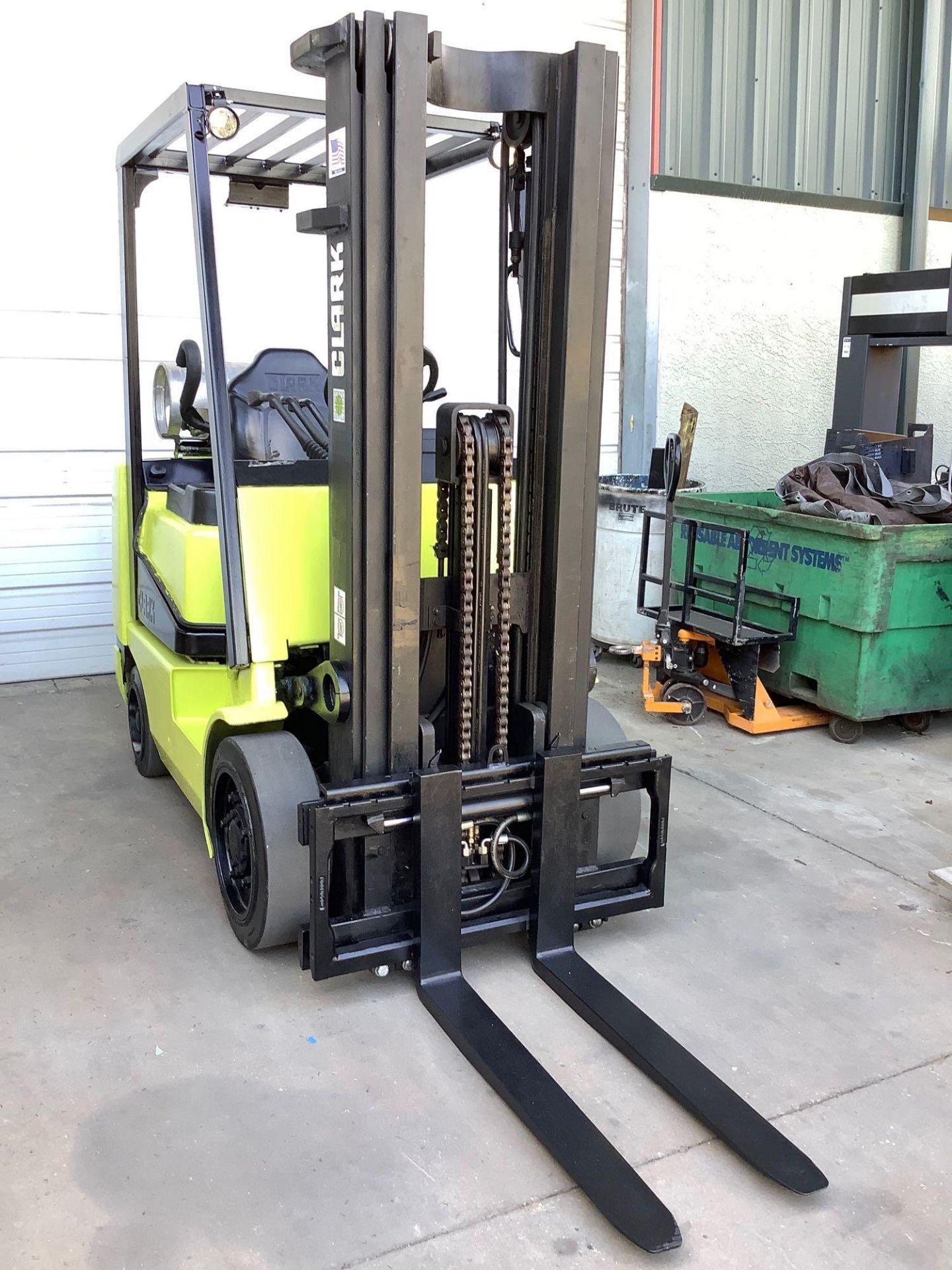 CLARK GENESIS SERIES FORKLIFT MODEL CGC25, APPROX LOAD CAPACITY 5,000 LBS - Image 2 of 8