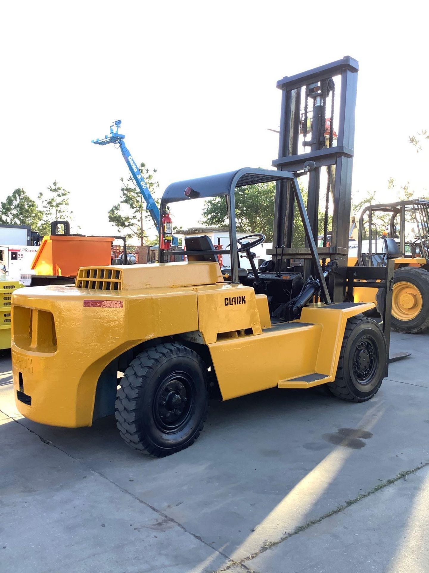 CLARK FORKLIFT ,GAS POWERED, APPROX 70IN FORKS, APPROX. WEIGHT CAPACITY 12,000 LBS - 15,000LBS - Image 3 of 12