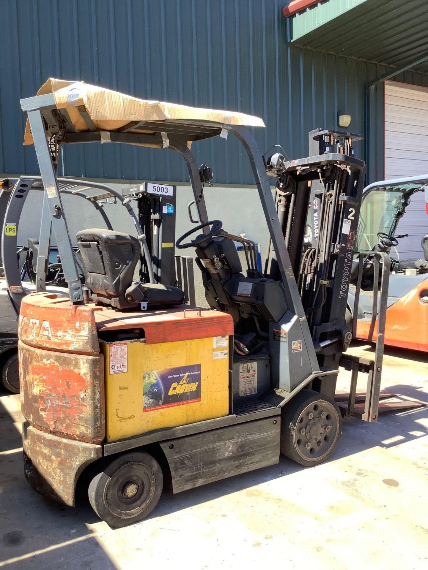 ELECTRIC TOYOTA FORKLIFT MODEL 7FBCU25, SIDE SHIFT,APPROX 4400LBS ,APPROX HIGHT CAPACITY 189IN CONDI