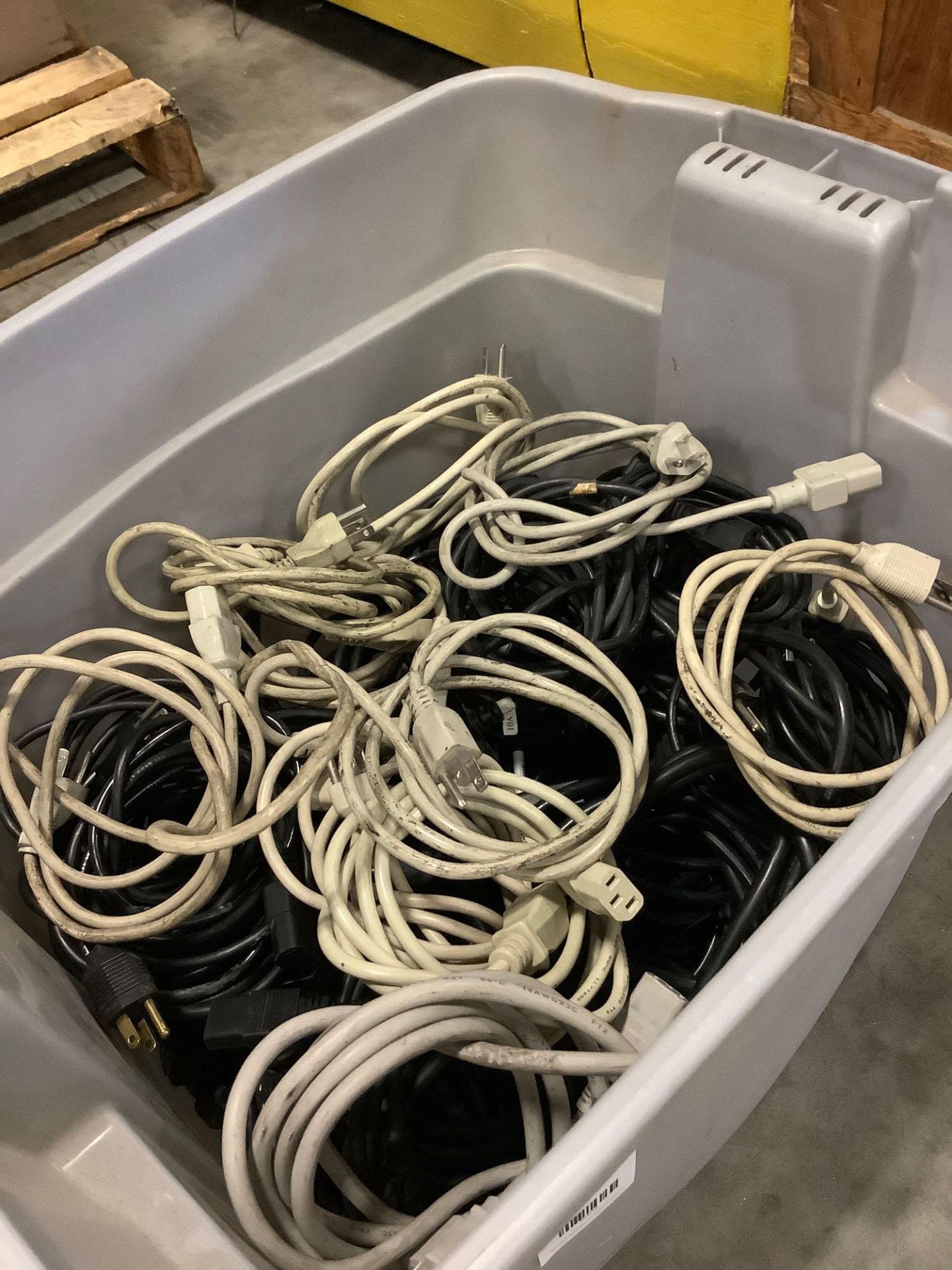 70 COMPUTER CORDS - Image 5 of 6
