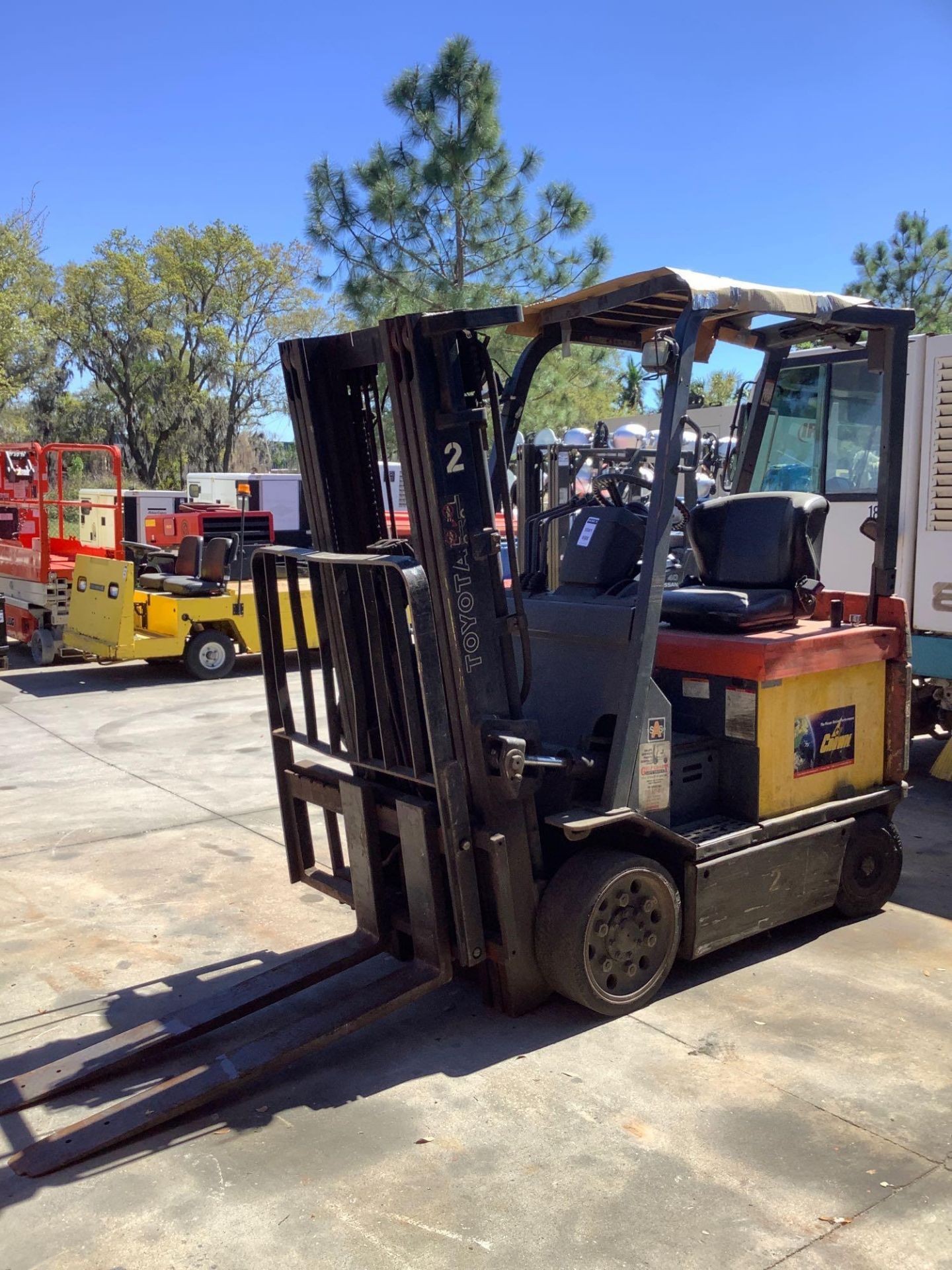 ELECTRIC TOYOTA FORKLIFT MODEL 7FBCU25, SIDE SHIFT,APPROX 4400LBS ,APPROX HIGHT CAPACITY 189IN CONDI - Image 3 of 7