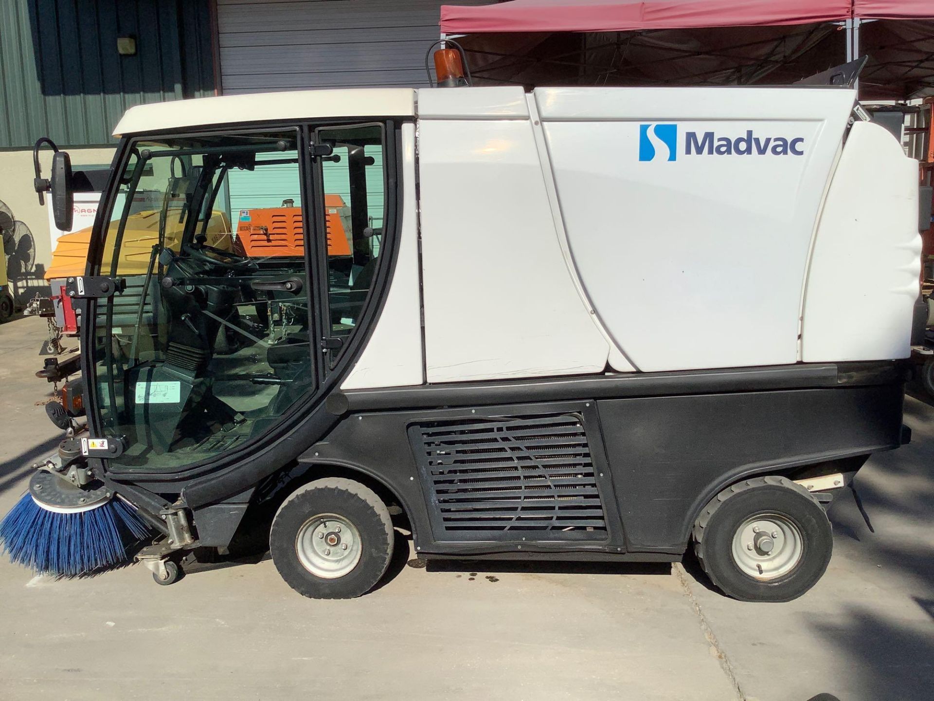 MADVAC COMPACT SWEEPER MODEL LS100 ,ENCLOSED CAB,BACK UP CAMERA, A/C AIR, EXTRA KEY - Image 6 of 15