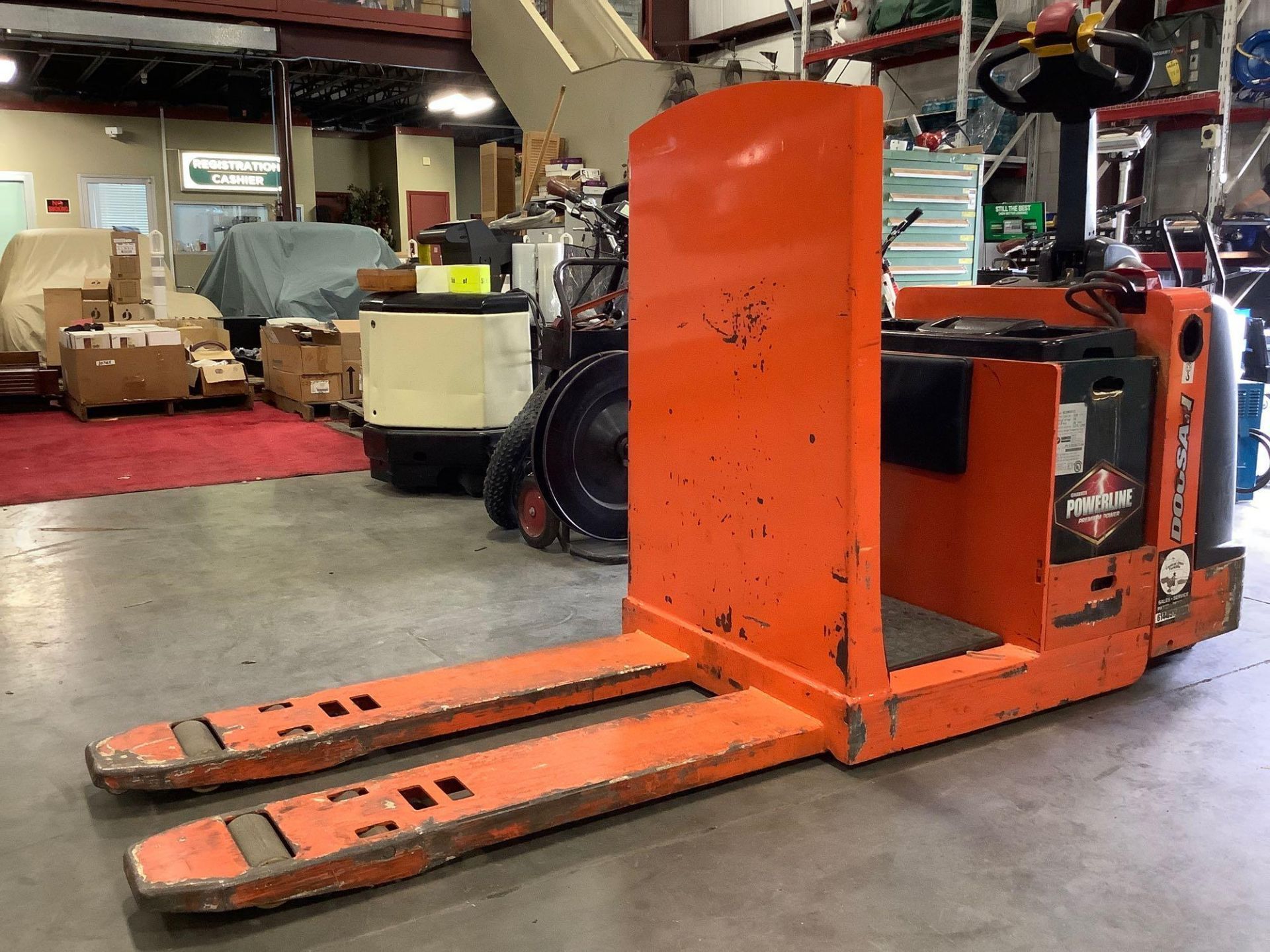 ELECTRIC DOOSAN PALLET JACK MODEL BWC33S-7, APPROX 24 VOLTS WITH 2016 HAWKER POWERLINE BATTERY RUNS - Image 3 of 15