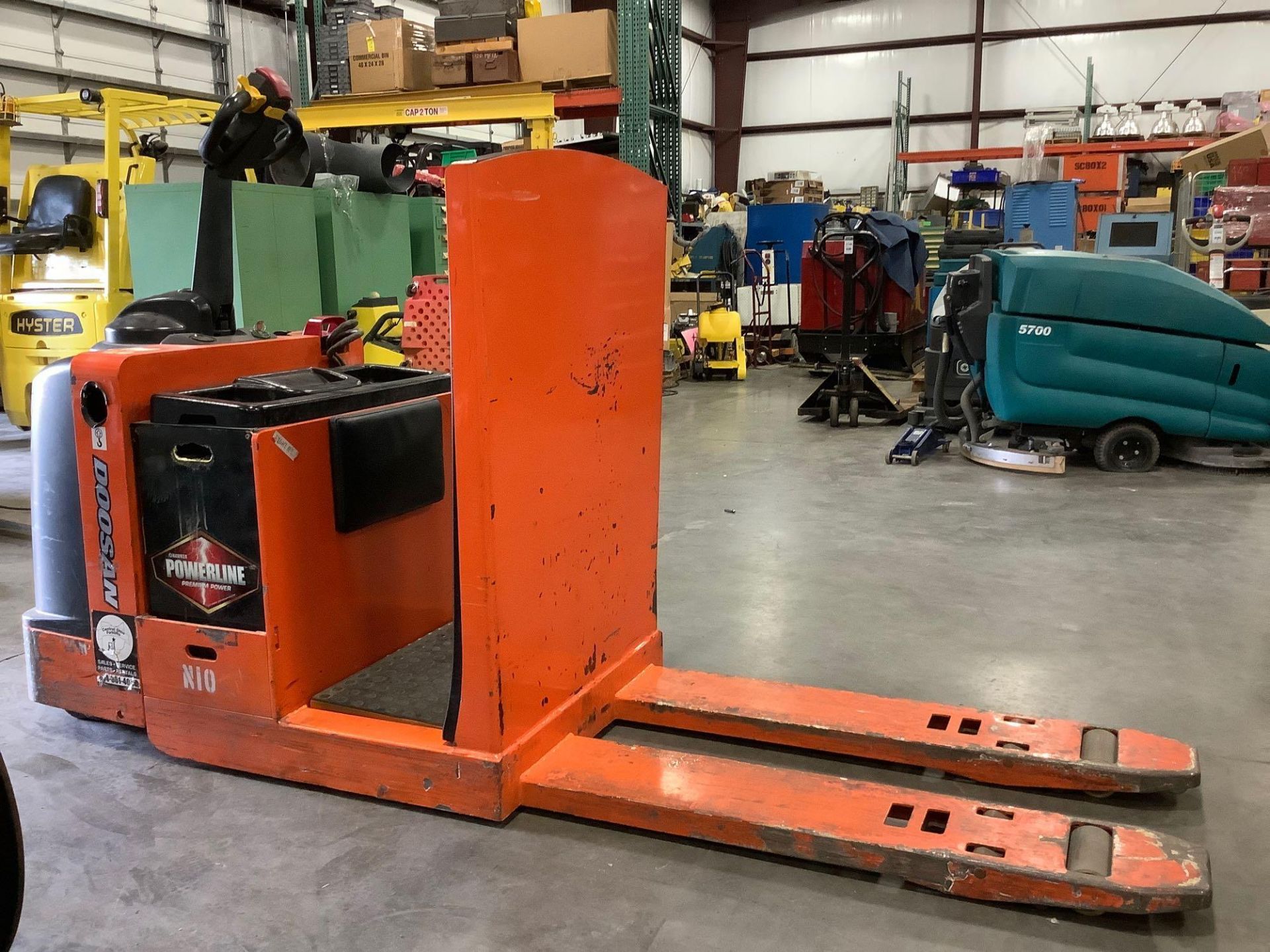 ELECTRIC DOOSAN PALLET JACK MODEL BWC33S-7, APPROX 24 VOLTS WITH 2016 HAWKER POWERLINE BATTERY RUNS - Image 6 of 15