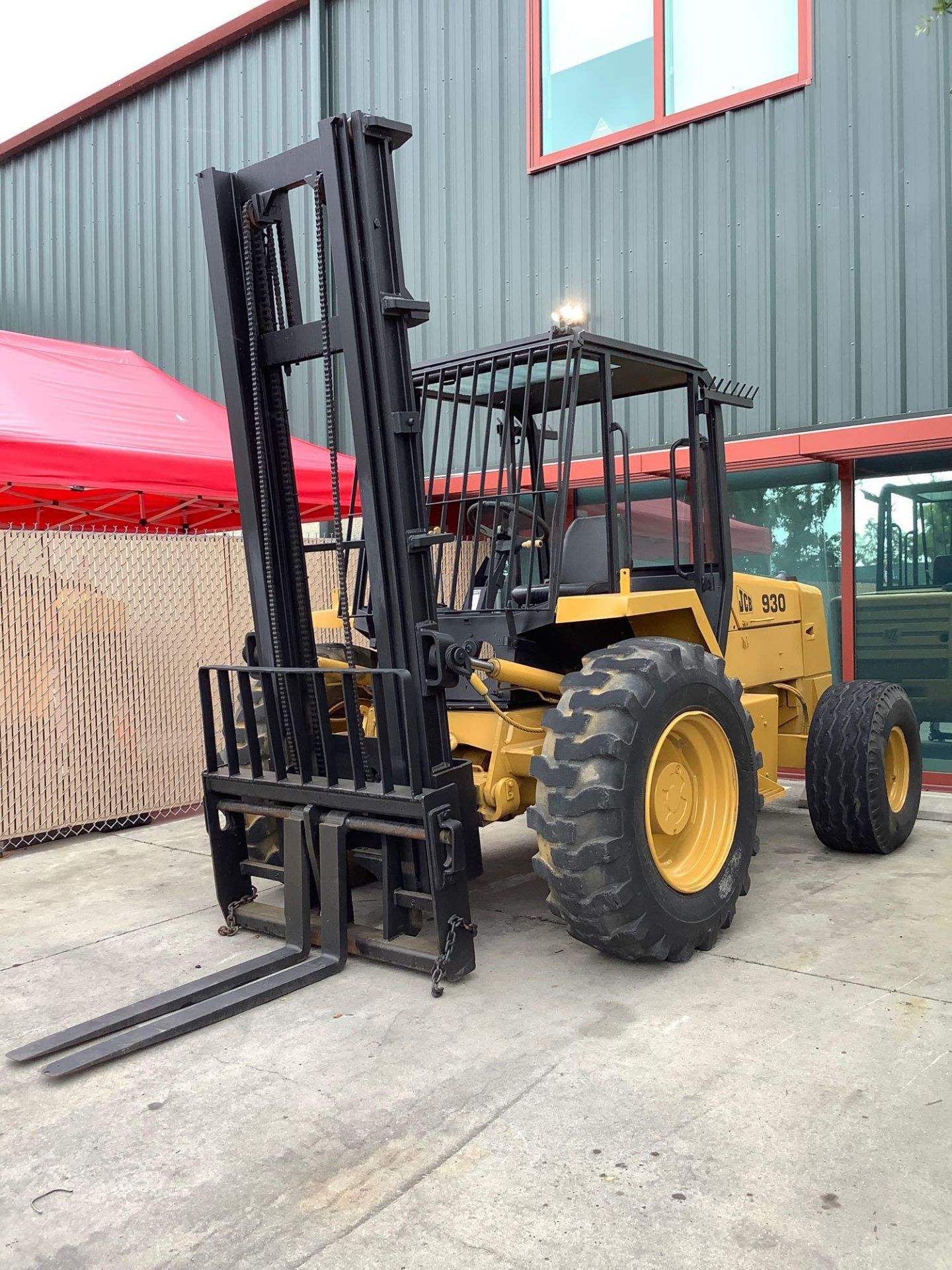 JCB ROUGH TERRAIN FORKLIFT MODEL 930, DIESEL, APPROX MAX CAPACITY 6000LBS ,APPROX HIGH CAPACITY 28FT - Image 2 of 10