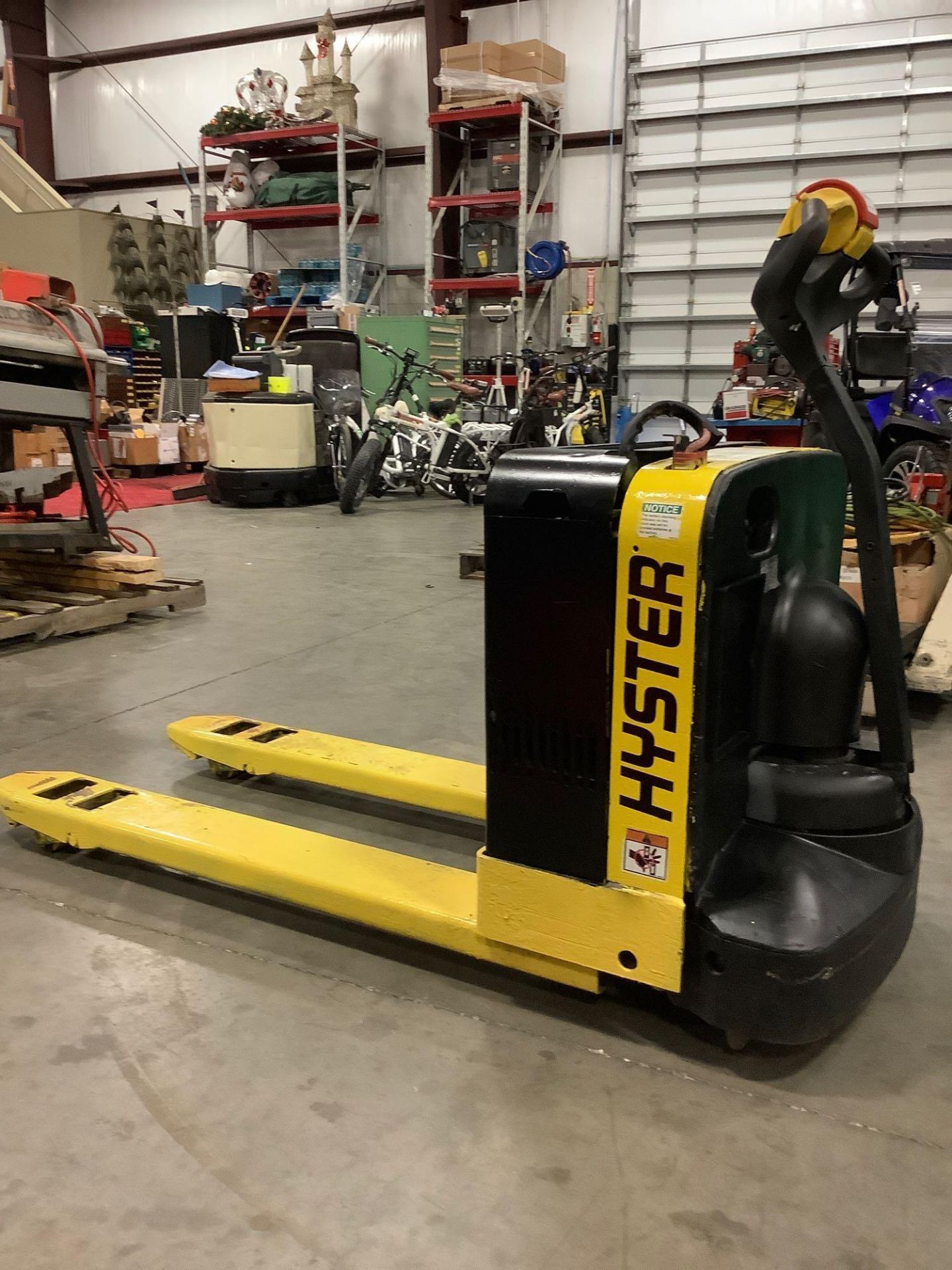 HYSTER ELECTRIC PALLET JACK MODEL W40Z,APPROX MAX CAPACITY 4000LBS RUNS AND OPERATES