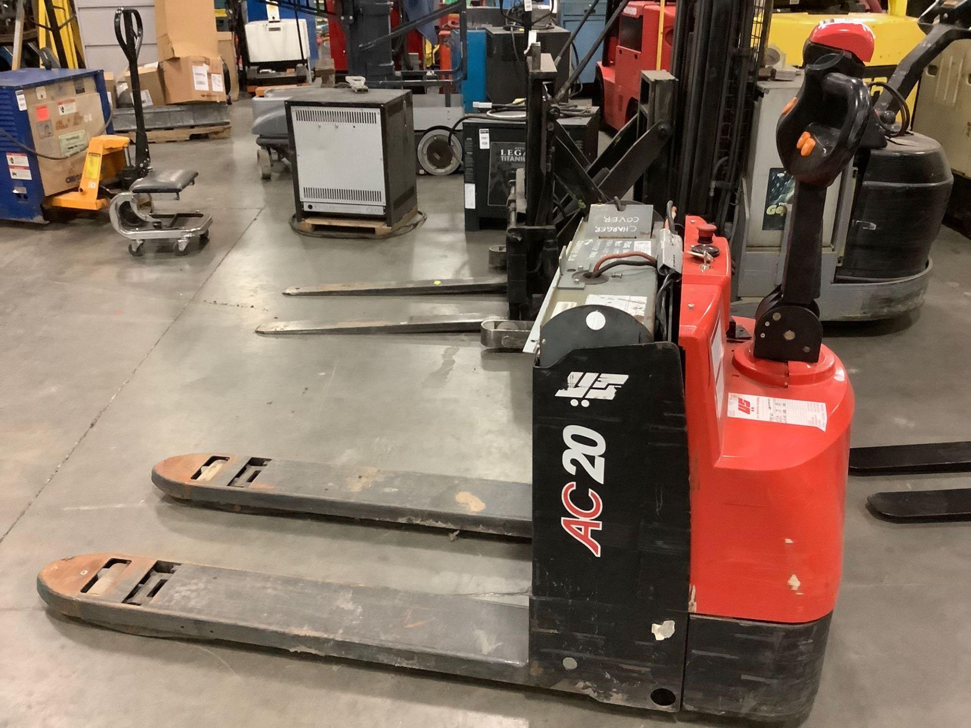 HELI PALLET JACK MODEL CBD20, ELECTRIC, APPROX MAX CAPACITY 4400, ELECTRICAL ISSUE, CONDITION UNKNOW - Image 2 of 9