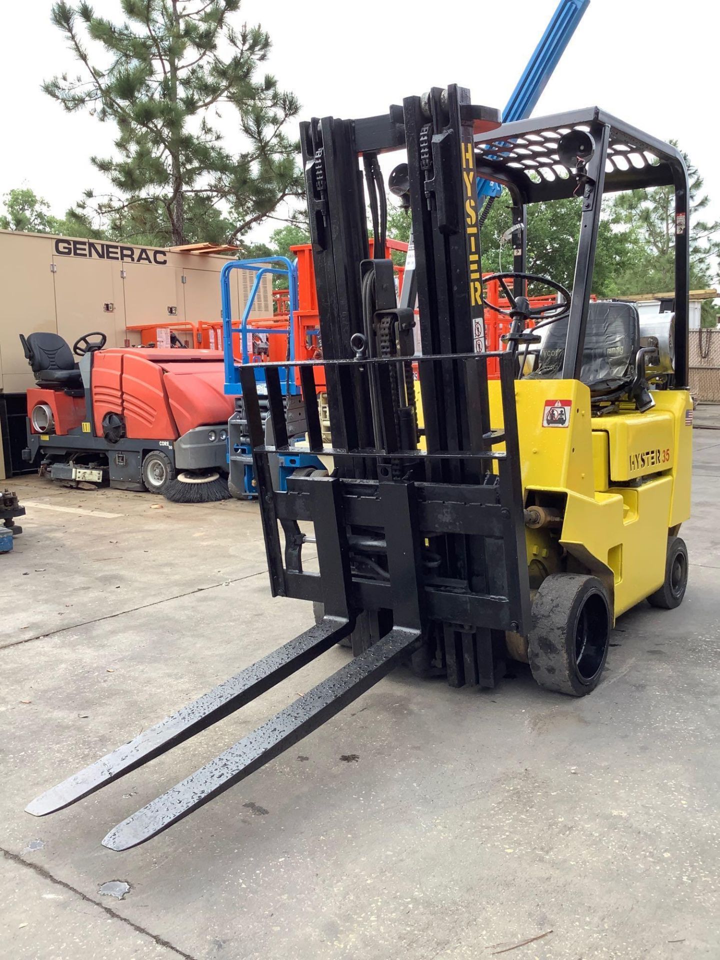 HYSTER LP FORKLIFT MODEL S35XL , APPROX LOAD CAPACITY 3,500 LBS , APPROX LOAD HEIGHT 191 IN, SIDE SH - Image 3 of 10