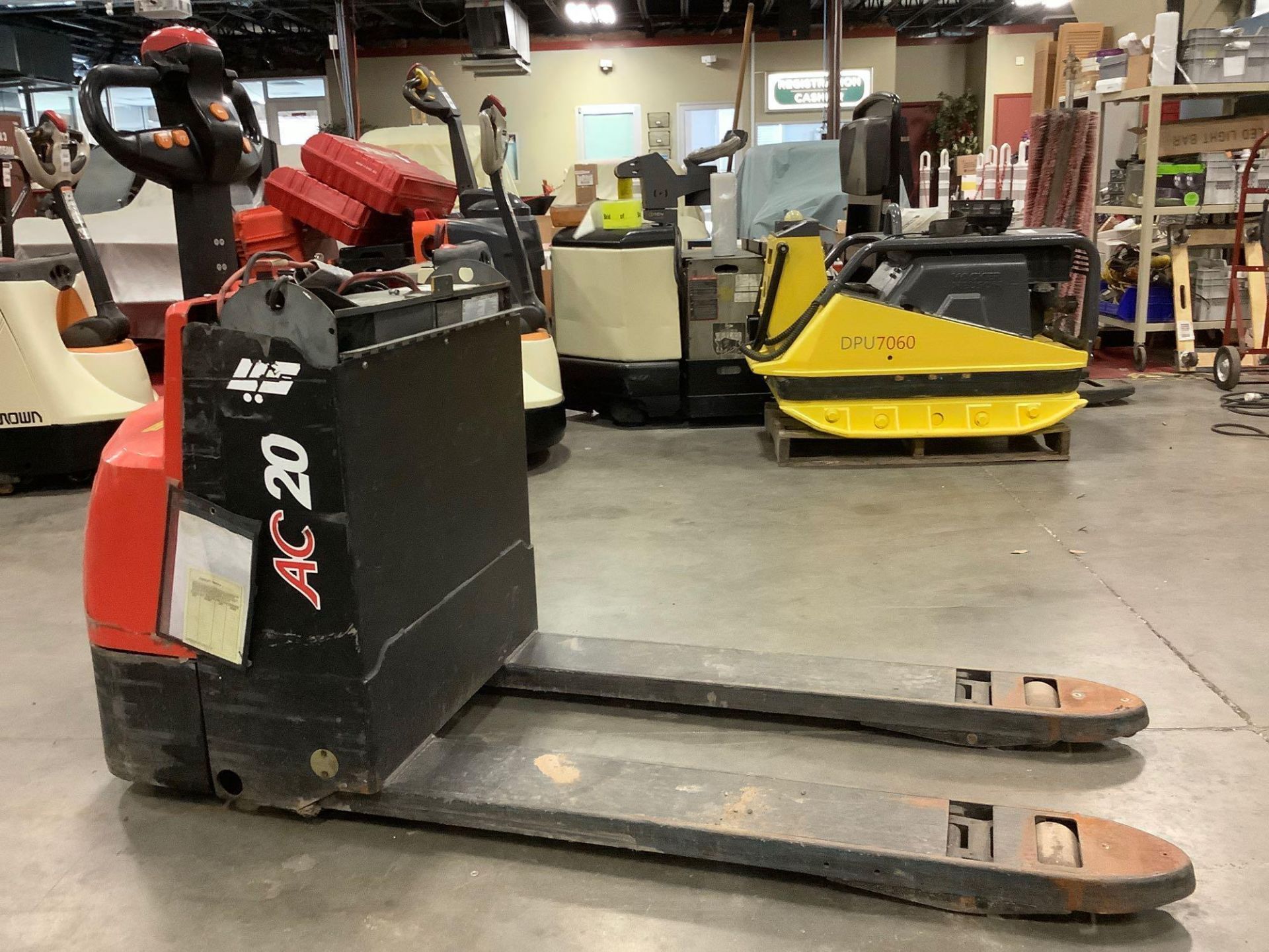 HELI PALLET JACK MODEL CBD20, ELECTRIC, APPROX MAX CAPACITY 4400, ELECTRICAL ISSUE, CONDITION UNKNOW - Image 6 of 9