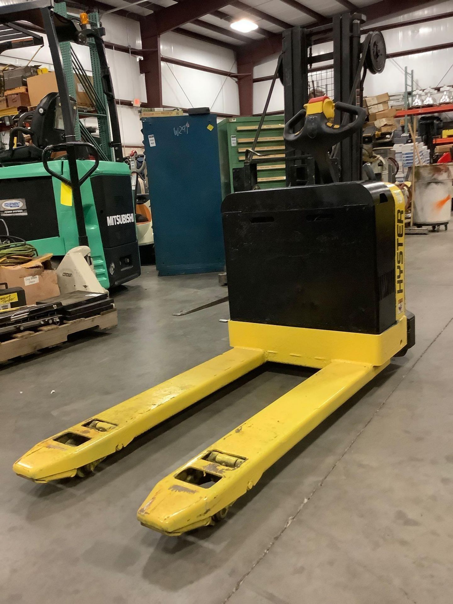 HYSTER ELECTRIC PALLET JACK MODEL W40Z,APPROX MAX CAPACITY 4000LBS RUNS AND OPERATES - Image 3 of 10