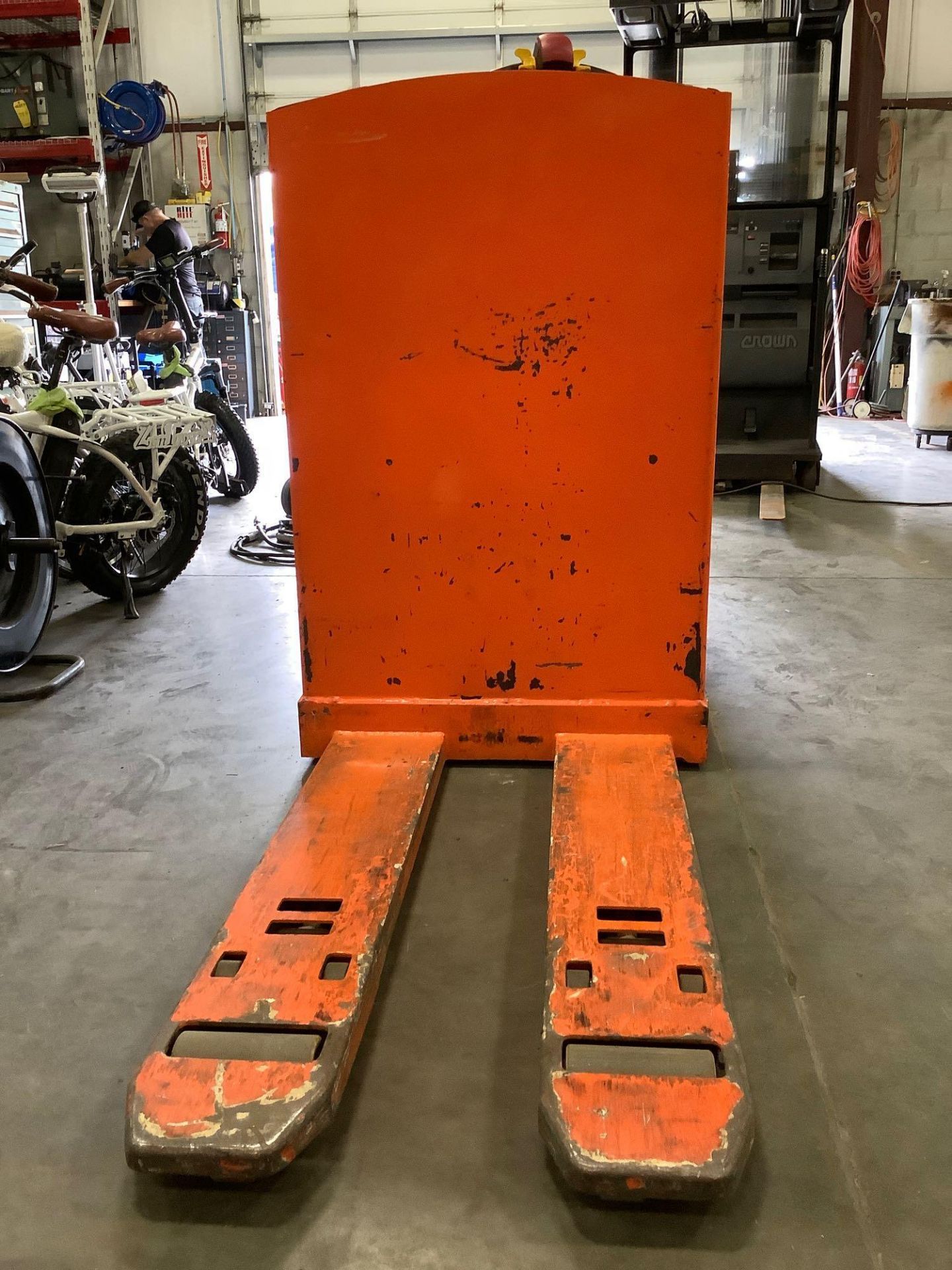 ELECTRIC DOOSAN PALLET JACK MODEL BWC33S-7, APPROX 24 VOLTS WITH 2016 HAWKER POWERLINE BATTERY RUNS - Image 4 of 15