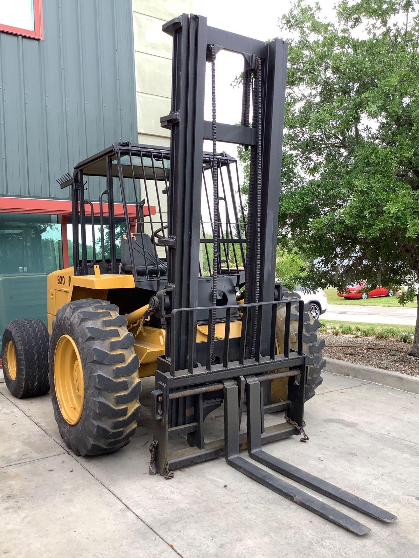 JCB ROUGH TERRAIN FORKLIFT MODEL 930, DIESEL, APPROX MAX CAPACITY 6000LBS ,APPROX HIGH CAPACITY 28FT - Image 3 of 10