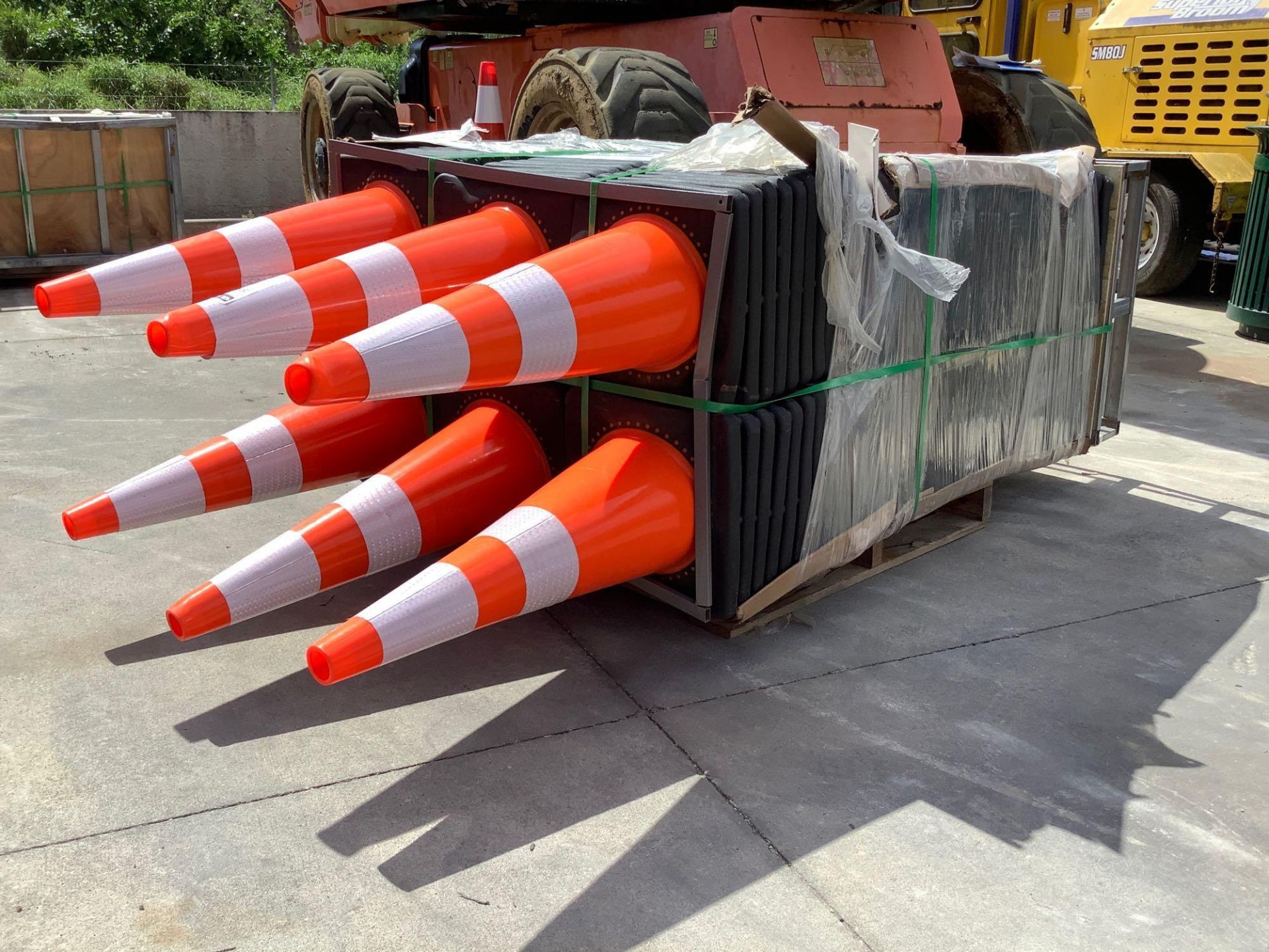 250 UNUSED PVC SAFETY TRAFFIC HIGHWAY CONES APPROX 28IN
