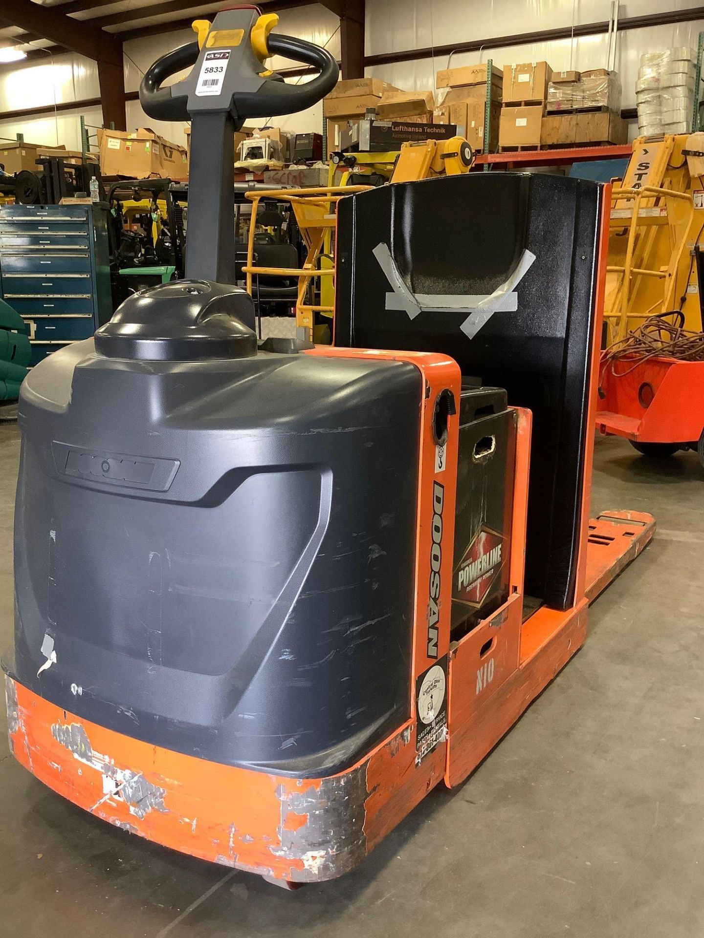 ELECTRIC DOOSAN PALLET JACK MODEL BWC33S-7, APPROX 24 VOLTS WITH 2016 HAWKER POWERLINE BATTERY RUNS - Image 12 of 15