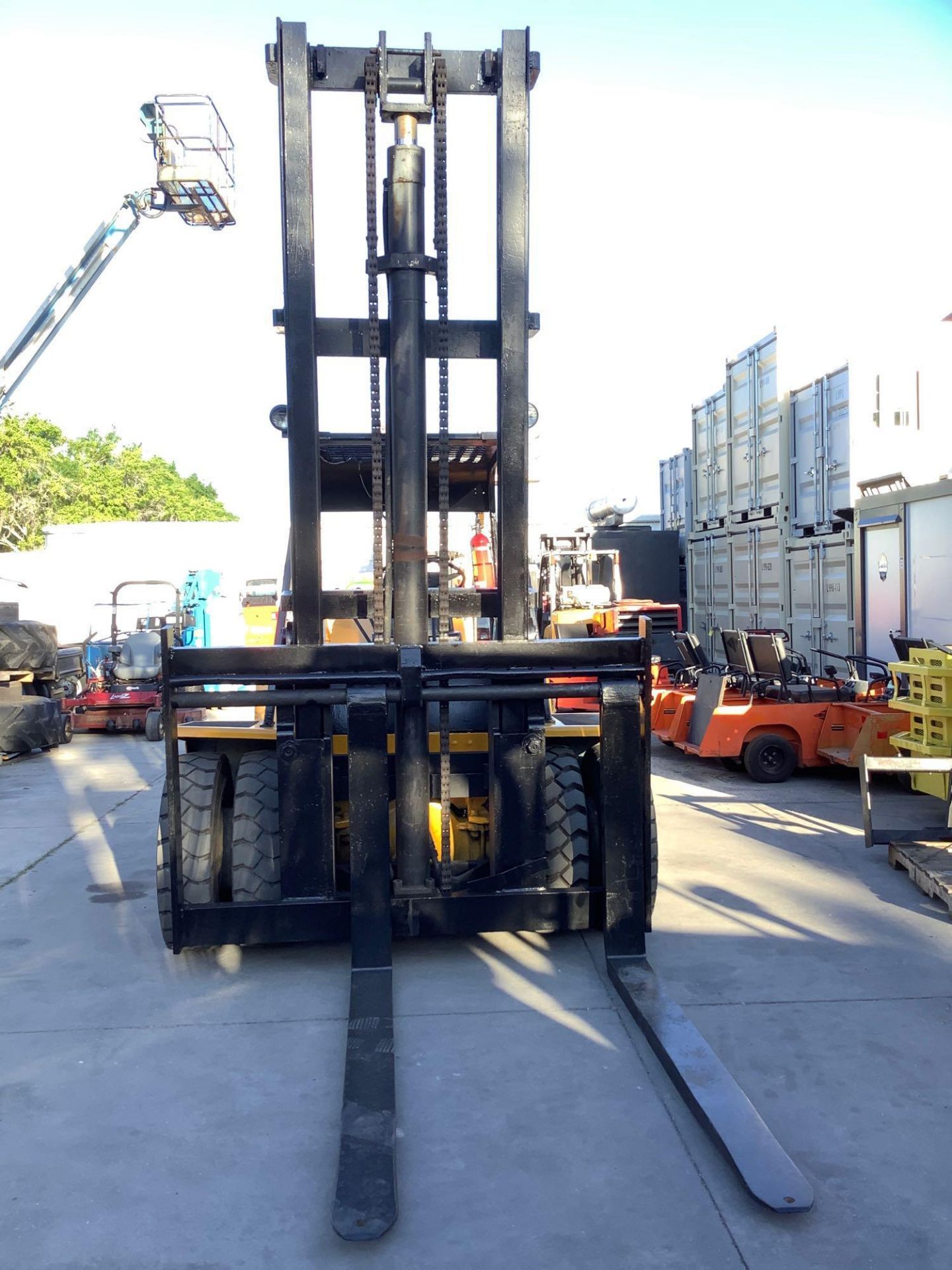 CLARK FORKLIFT ,GAS POWERED, APPROX 70IN FORKS, APPROX. WEIGHT CAPACITY 12,000 LBS - 15,000LBS - Image 9 of 12