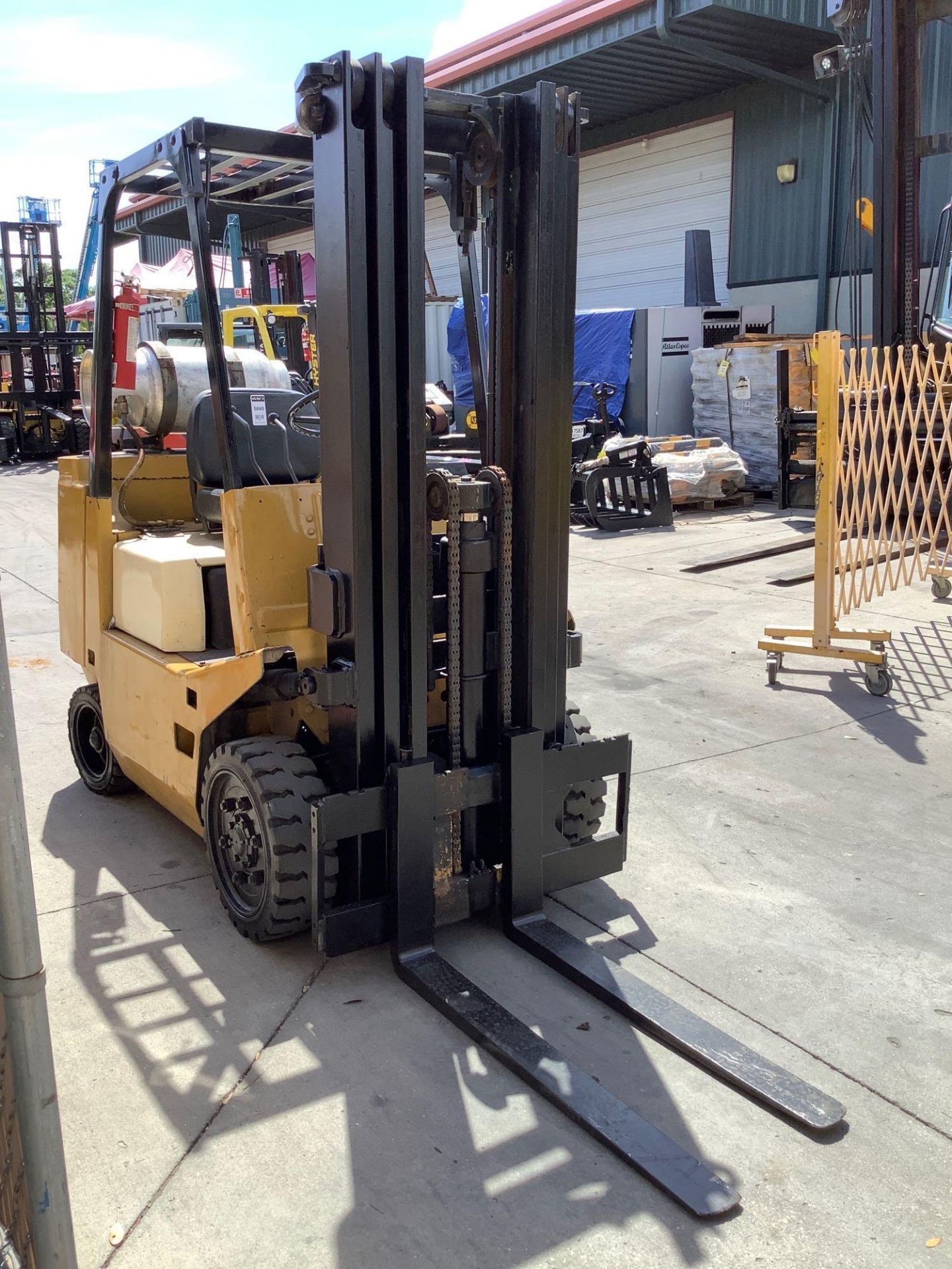 TCM FORKLIFT MODEL FCG25N6 , APPROX CAPACITY 5000LBS, TILT, RUNS AND OPERATES - Image 5 of 10