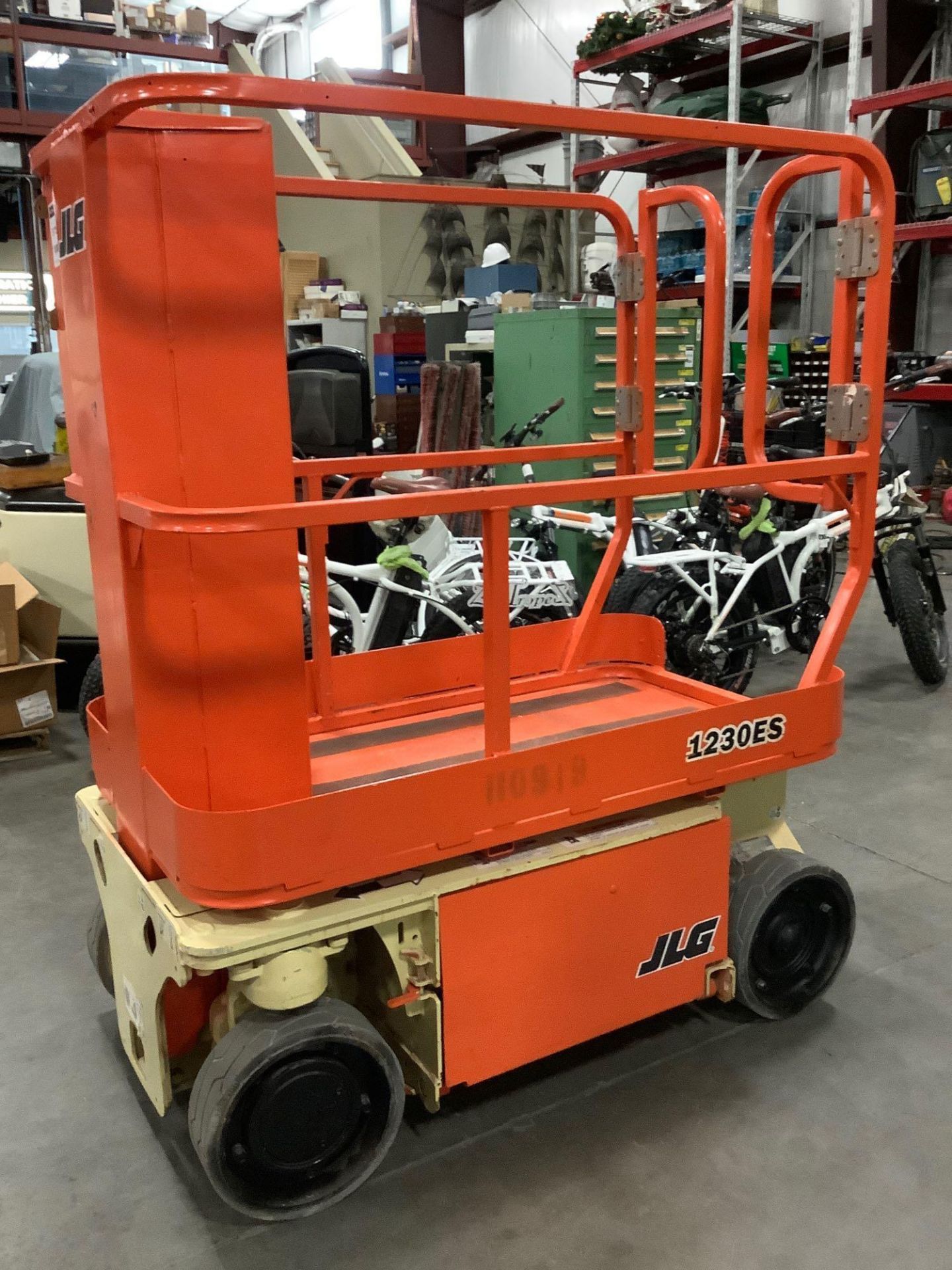 2010 ELECTRIC JLG MAN LIFT, MODEL 1230ES,APPROX PLATFORM HEIGHT 12FT , BUILT IN BATTERY CHARGER RUNS - Image 6 of 10